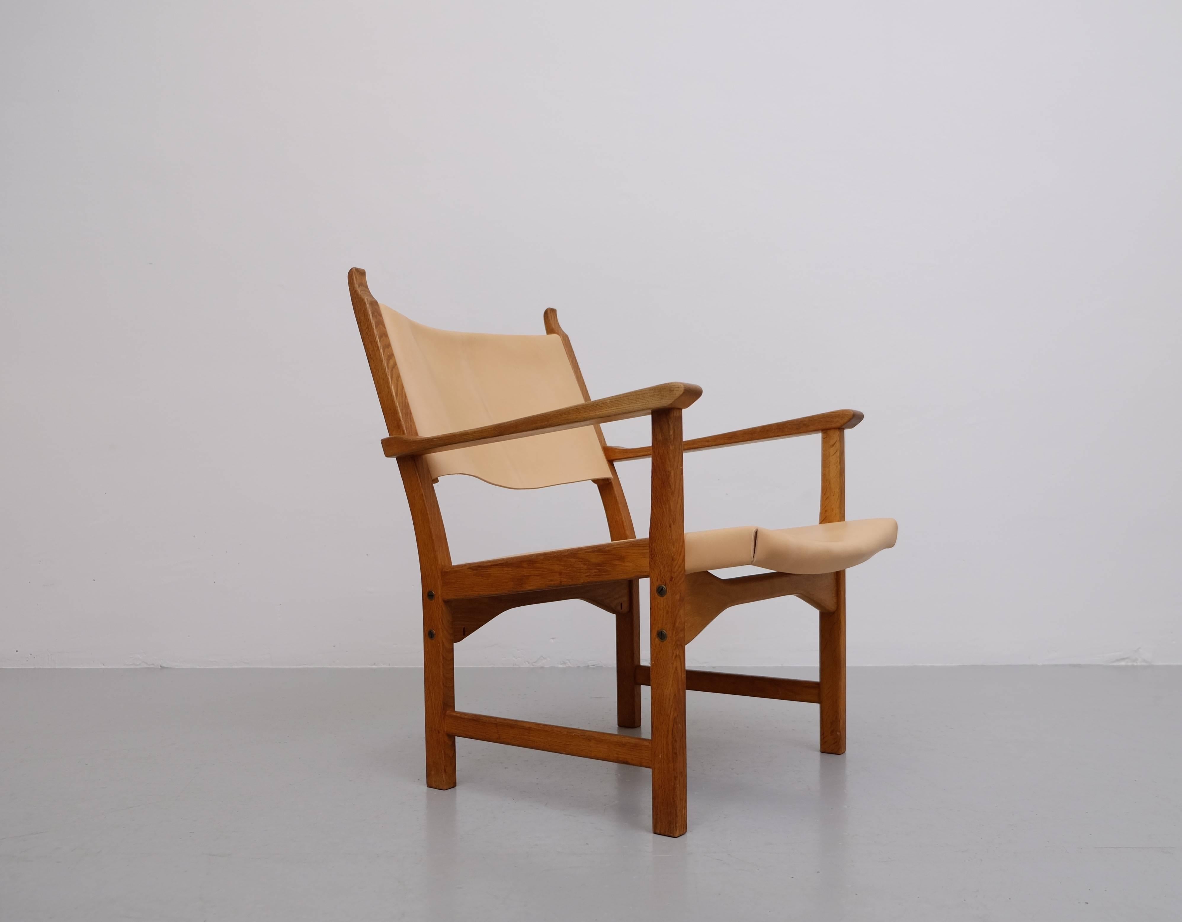 A result of a design collaboration between Carl Malmsten and Yngve Ekström.
Produced by Swedese, 1950s. Reupholstered in natural leather. Oak frame.