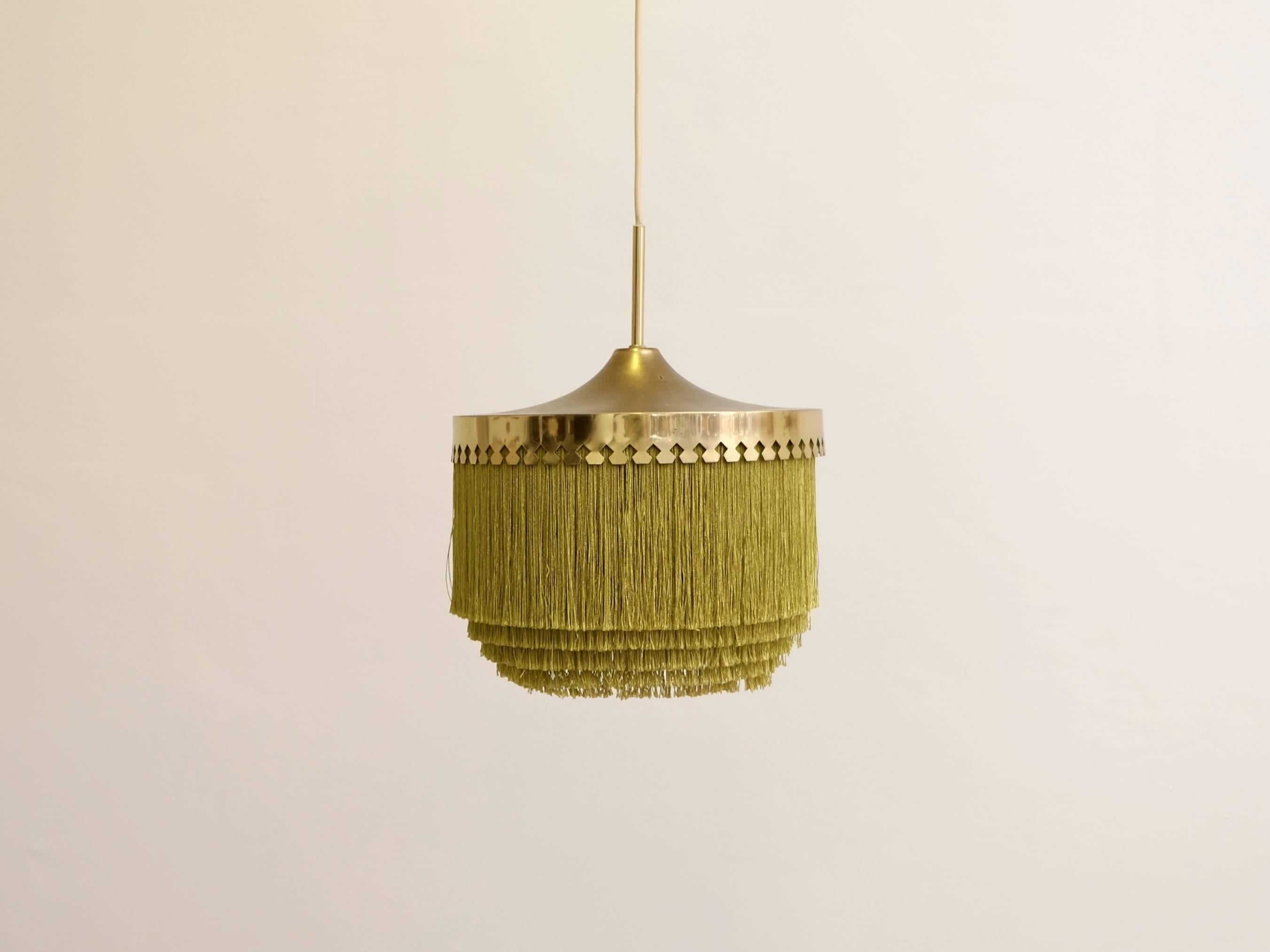 Olive green fringes and patinated brass.
Produced by Hans-Agne Jakobsson, Markaryd, Sweden, 1960s.
Height is adjustable.