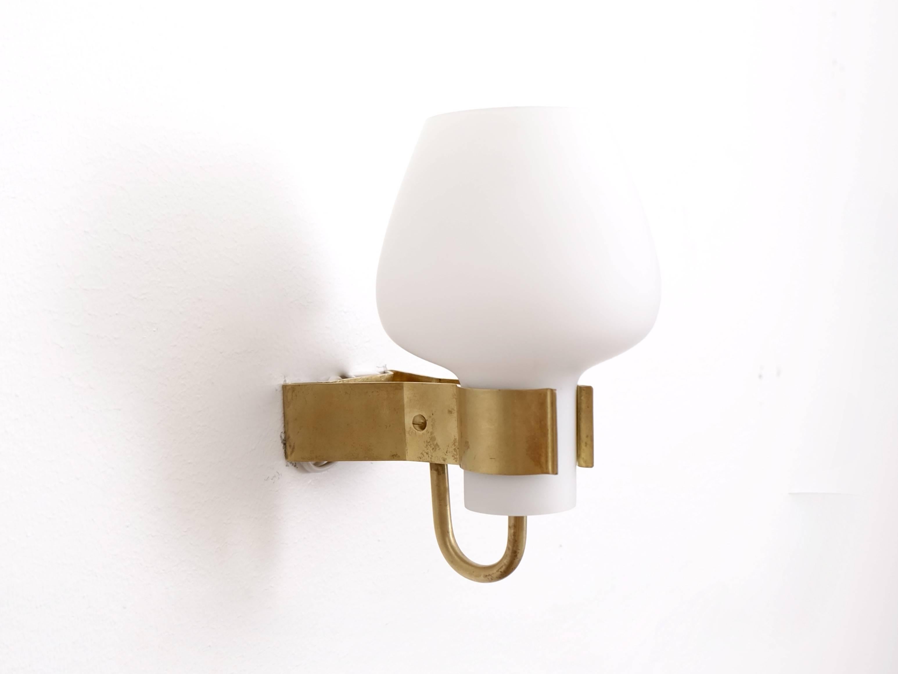 Please note: Listed price is for one (1) wall lamp. 
Produced by Ateljé Lyktan, Sweden, 1950s.