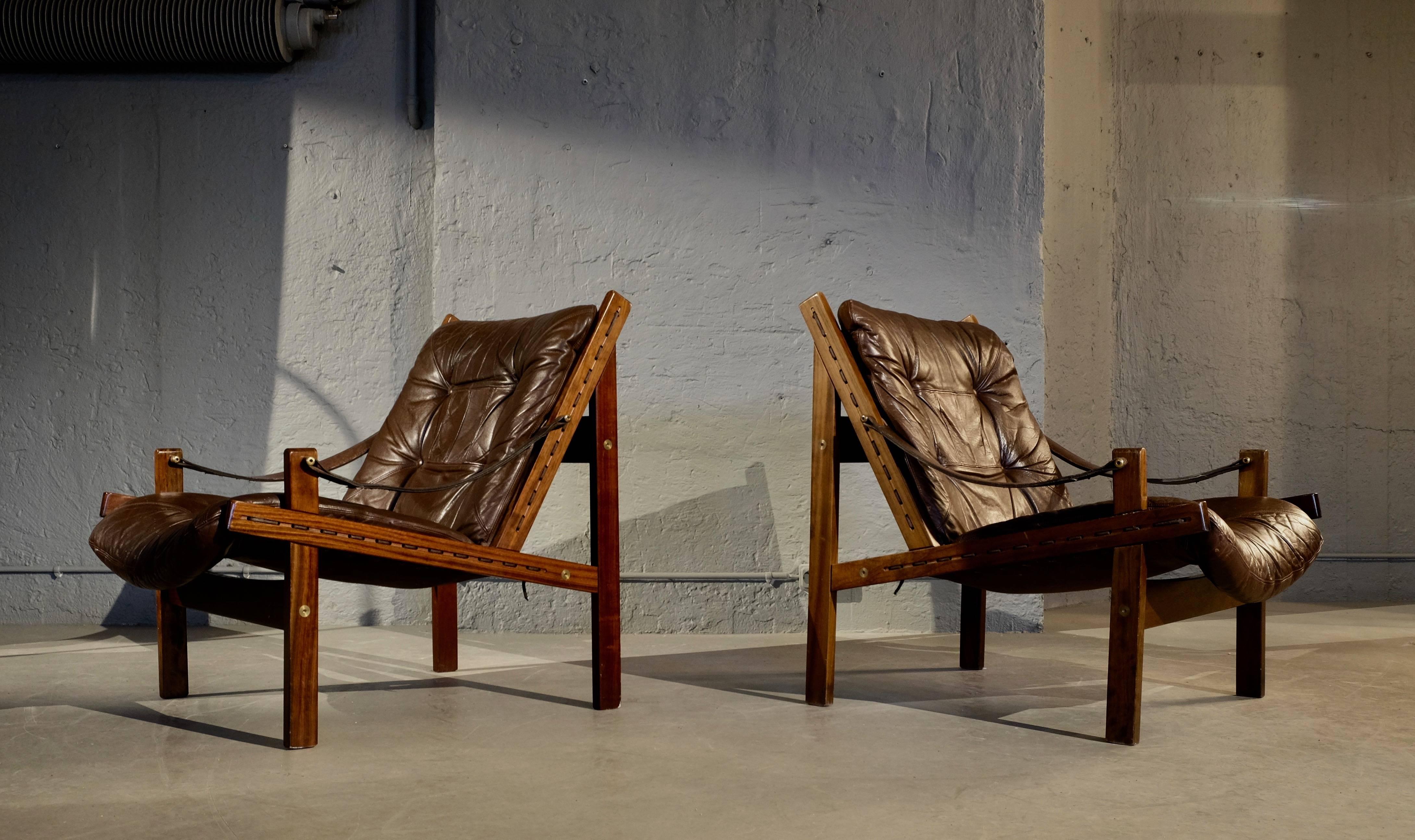 Great pair of safari chairs model hunter designed by Torbjørn Afdal, produced by Bruksbo. Original leather cushions and straps. Excellent vintage condition.


  
