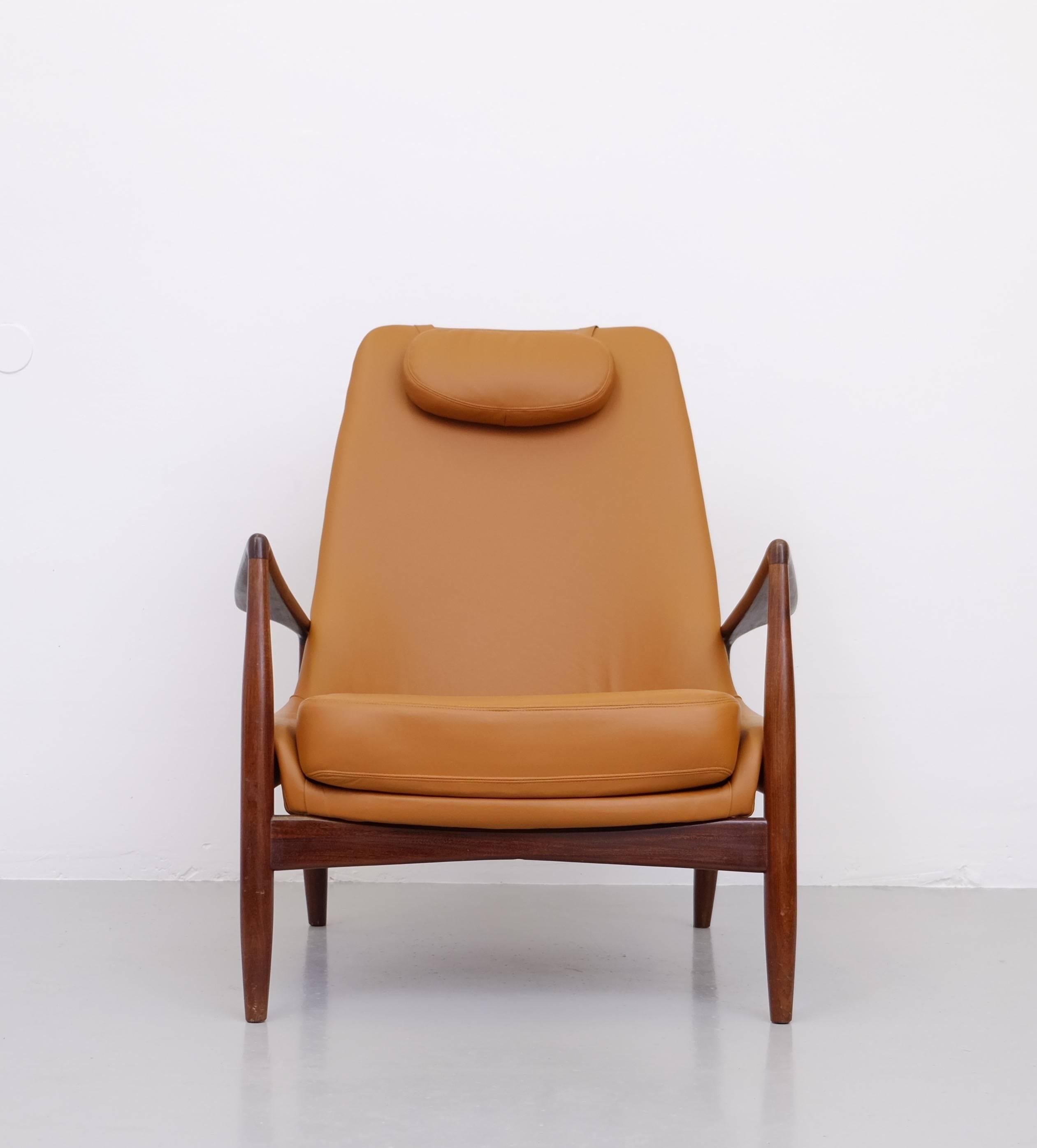 Ib Kofod-Larsen Easy Chair mit Siegel (Skandinavische Moderne) im Angebot
