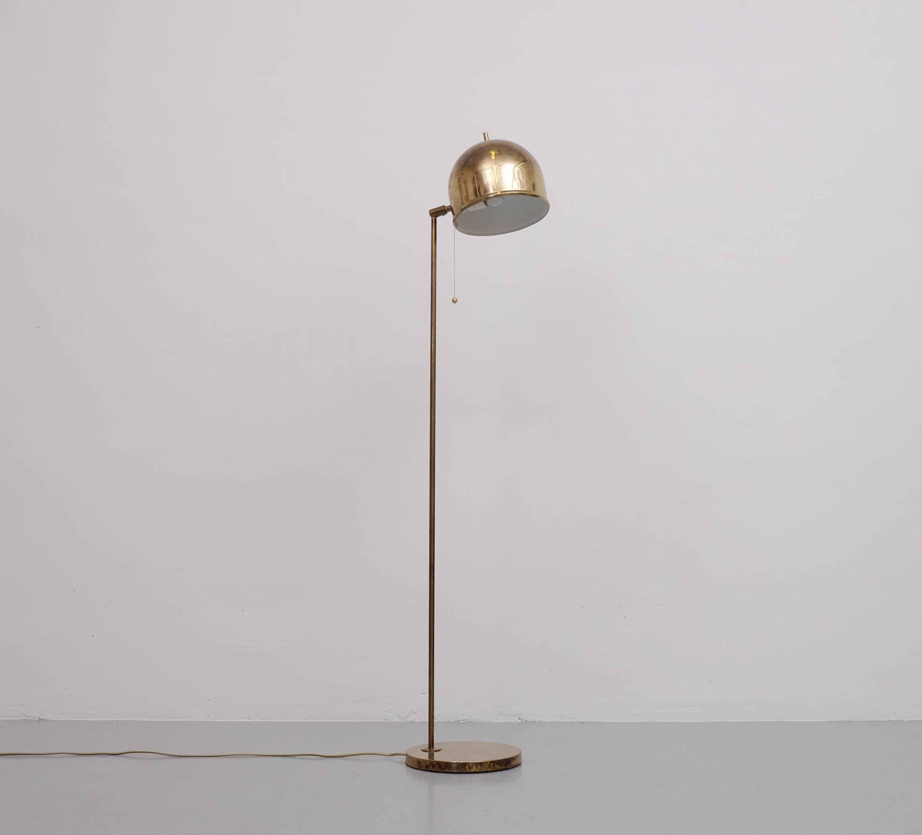 Stehlampe aus Messing G-075 von Bergboms, 1960er Jahre im Angebot 1