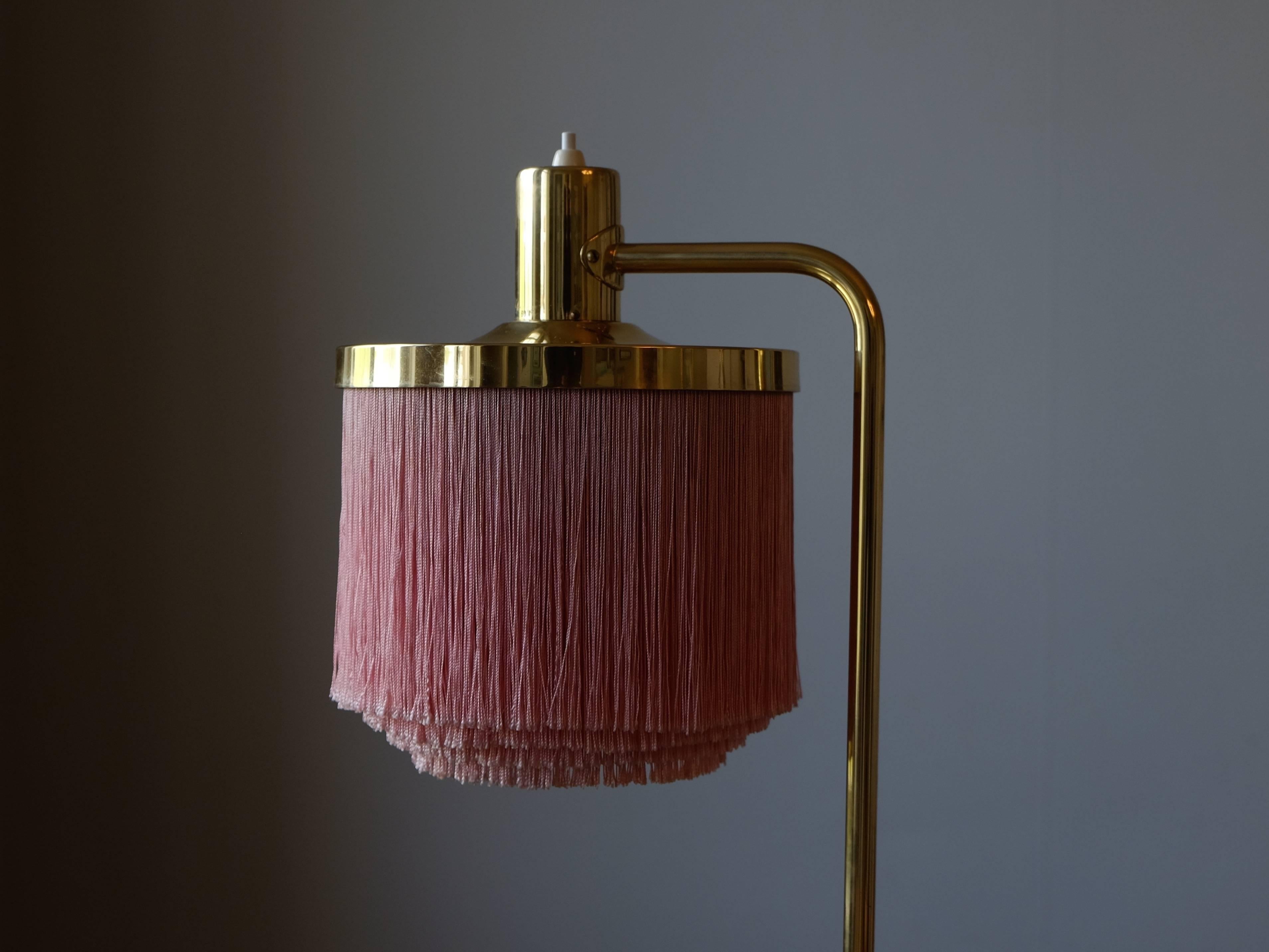 Lampe de table en laiton produite par Hans-Agne Jakobsson à Markaryd, Suède.
Nouveau câblage.