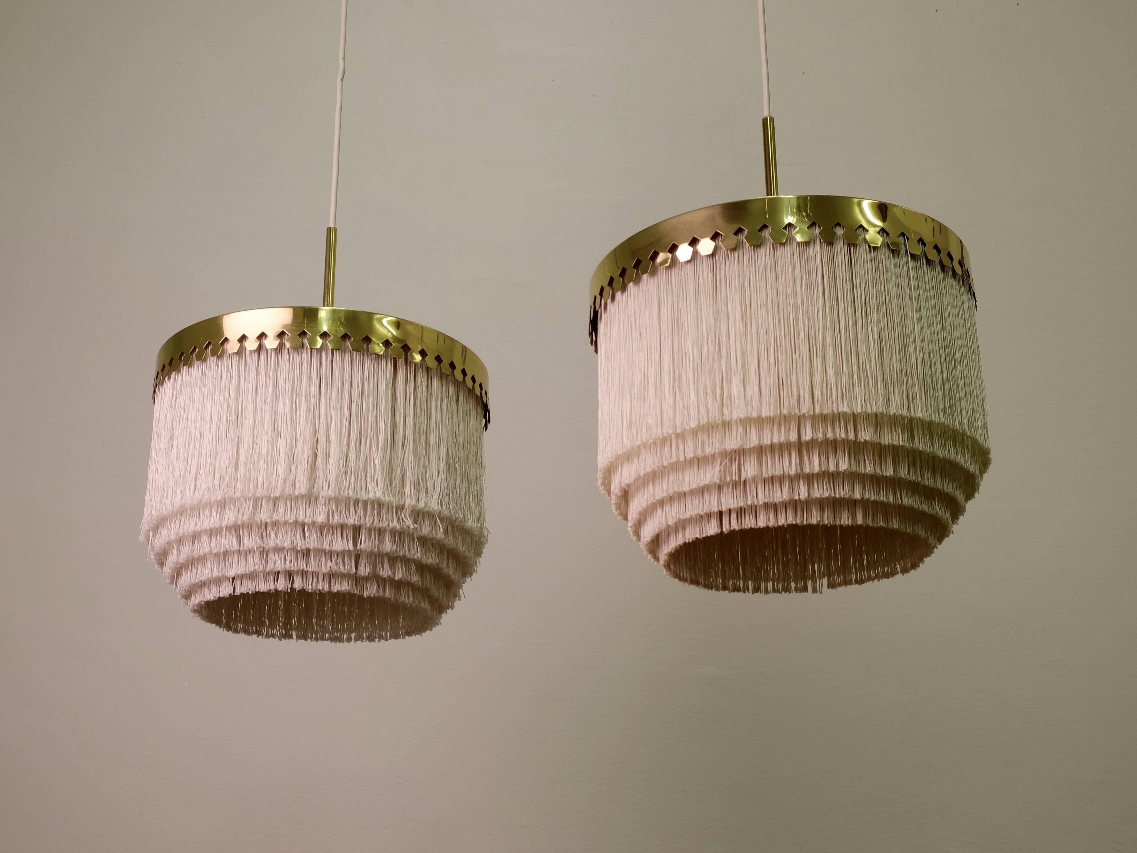 White fringes and brass.
Produced by Hans-Agne Jakobsson, Markaryd, Sweden, 1960s.
Height is adjustable.