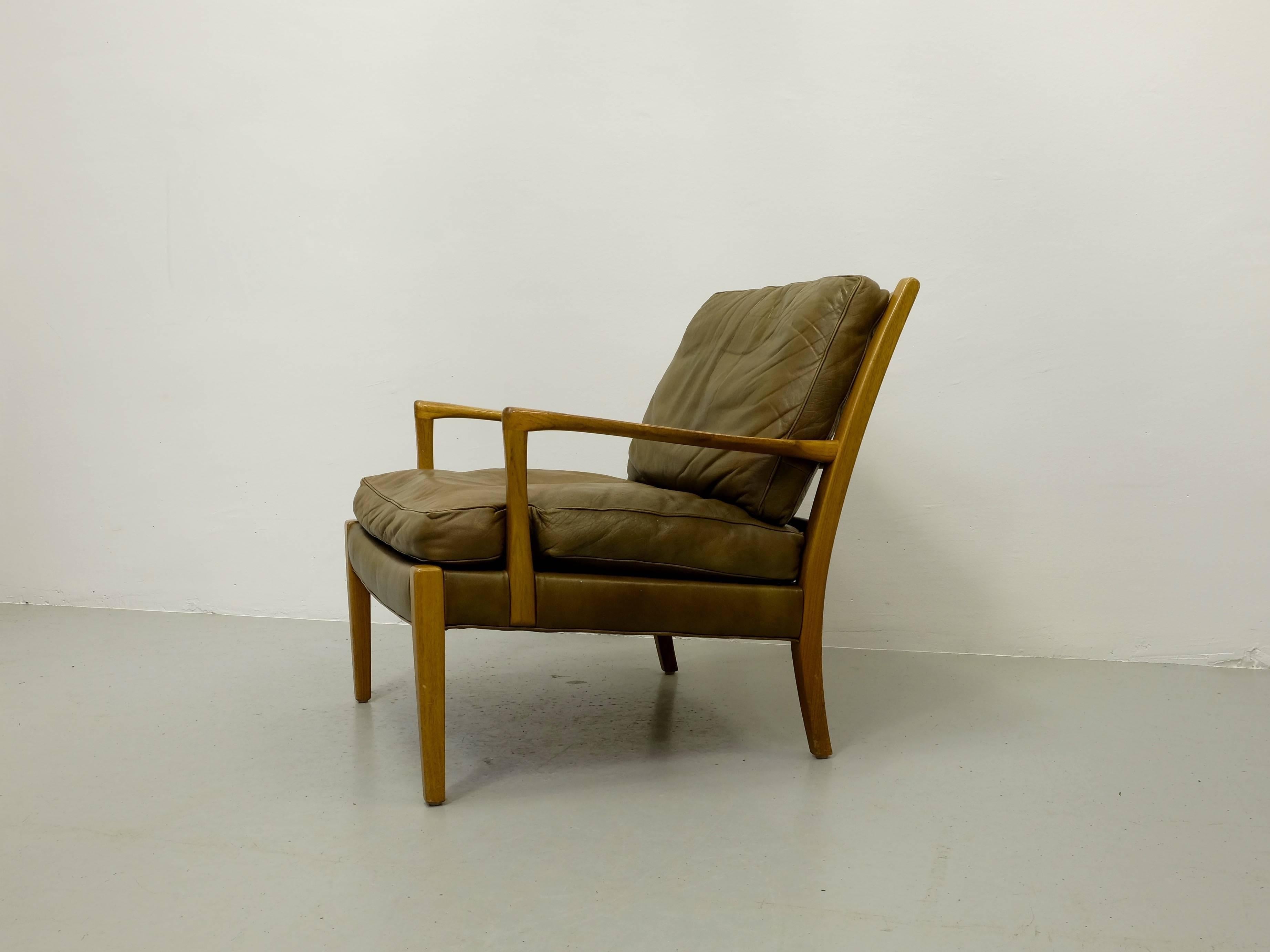 Easy chair model Löven designed by Arne Norell. Produced by Arne Norell AB in Aneby, Sweden, 1960s.

Please note: Global front door shipping: $299.