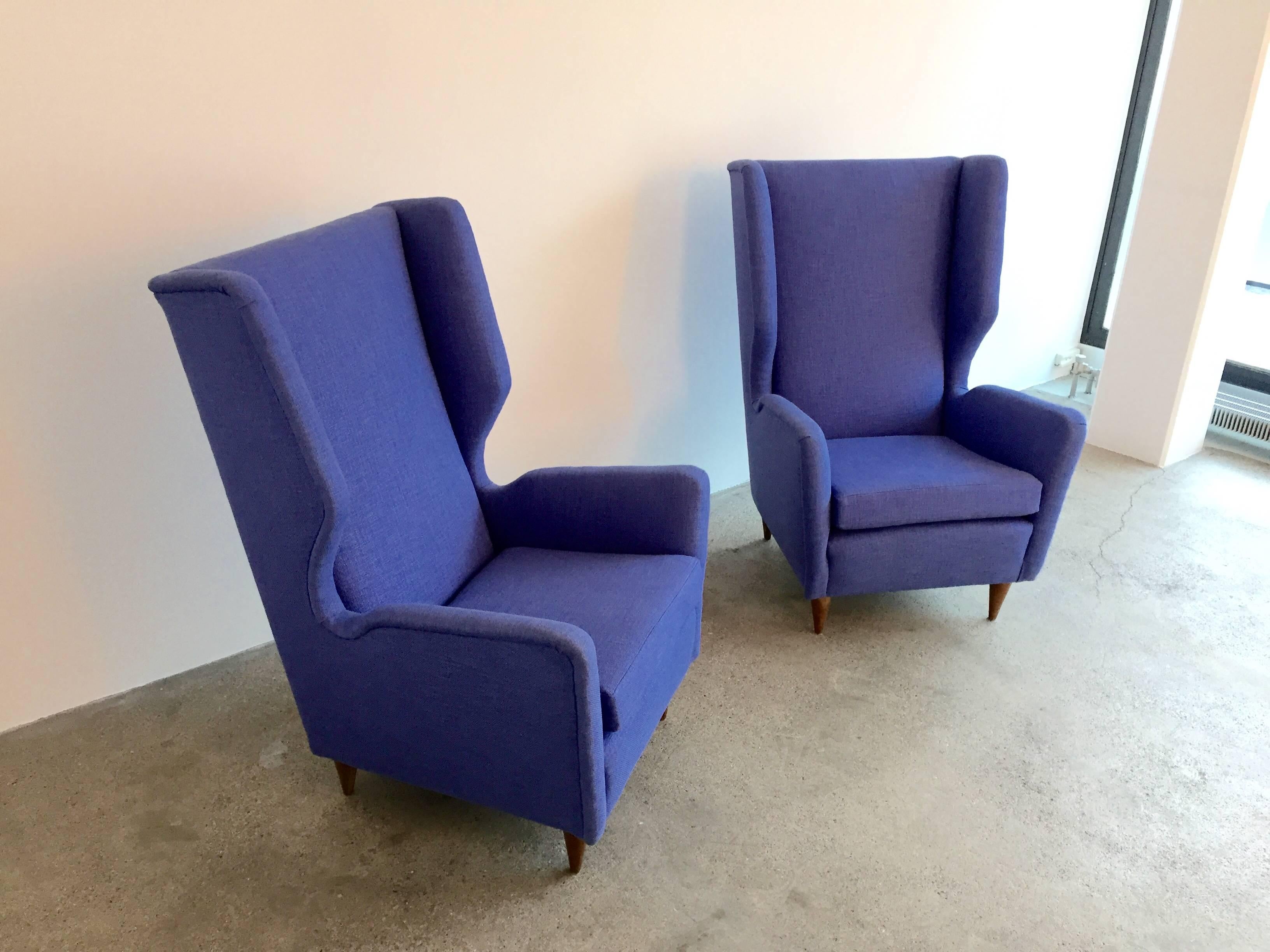 Pair of armchairs designed by Gio Ponti.
Re-upholstered with blue fabric.
Excellent condition.