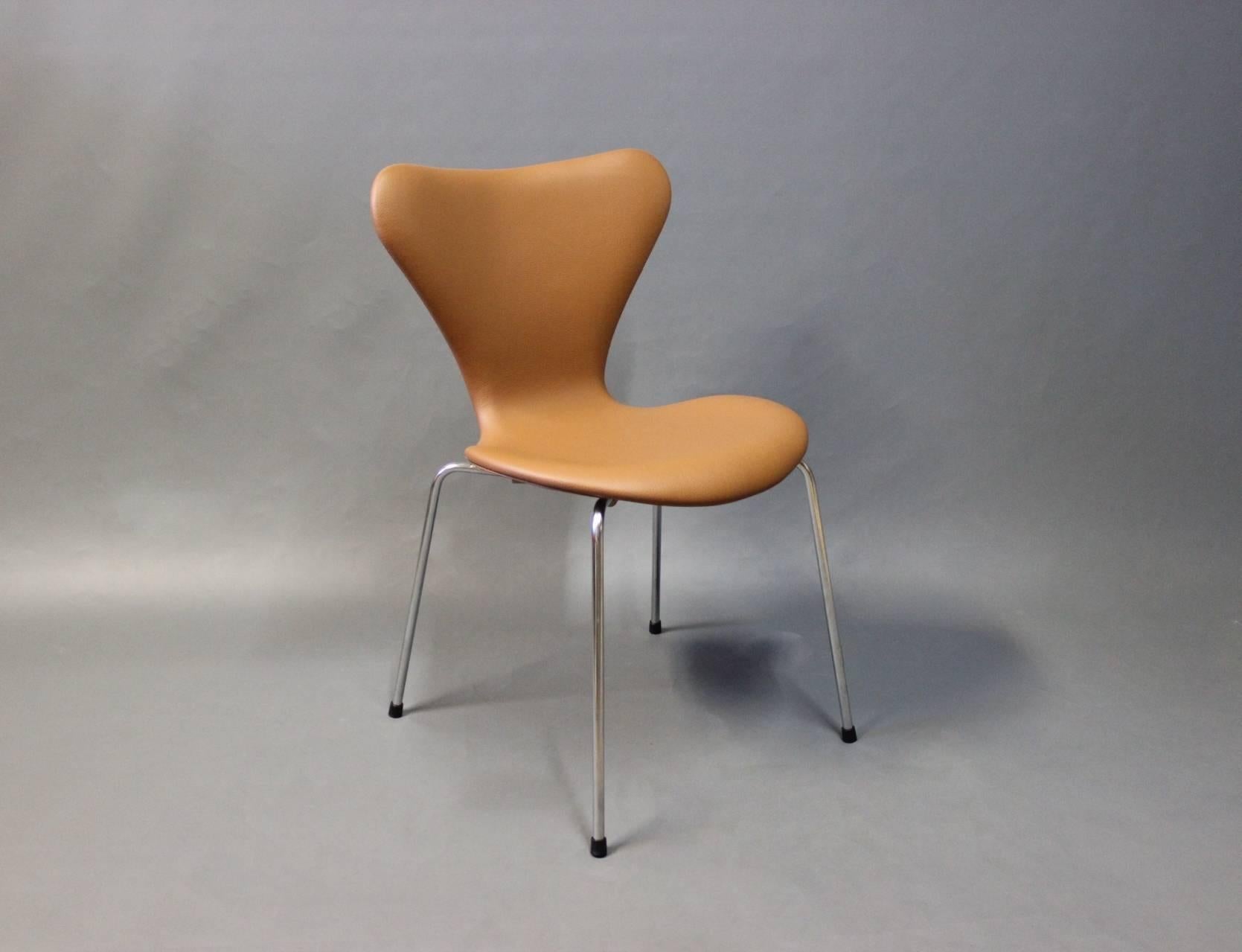 Scandinavian Modern Set of Six Chairs, Model 3107, by Arne Jacobsen and Fritz Hansen