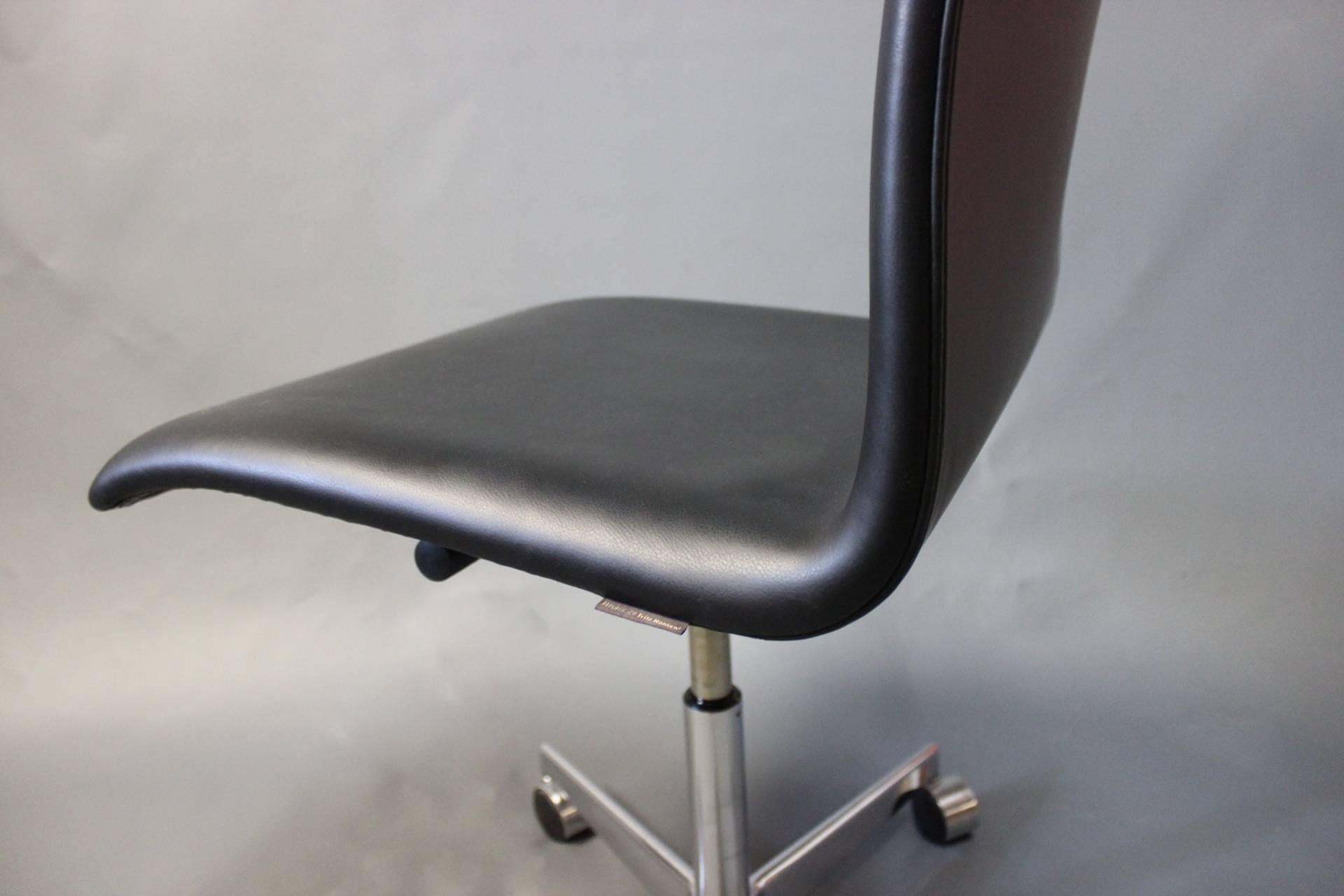 The Oxford Chair in Black Leather by Arne Jacobsen and Fritz Hansen, 2014 In Excellent Condition In Lejre, DK