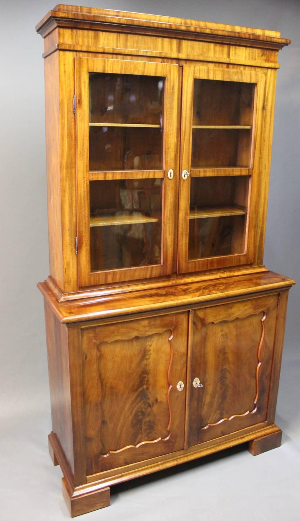 Large glass cabinet in mahogany in the style of late Empire from the 1830s. The cabinet has recently been fully restored and is now in perfect condition.