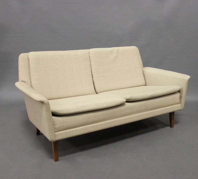 Two-seat DUX sofa designed by Folke Ohlsson and manufactured by Fritz Hansen in the 1960s. The sofa is upholstered in light wool fabric.