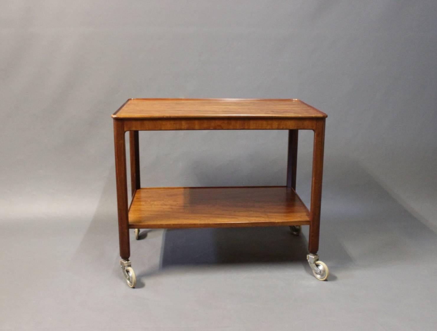 Tray table in mahogany with rounded edge of Danish design from the 1960s. The tray table is in great vintage condition.