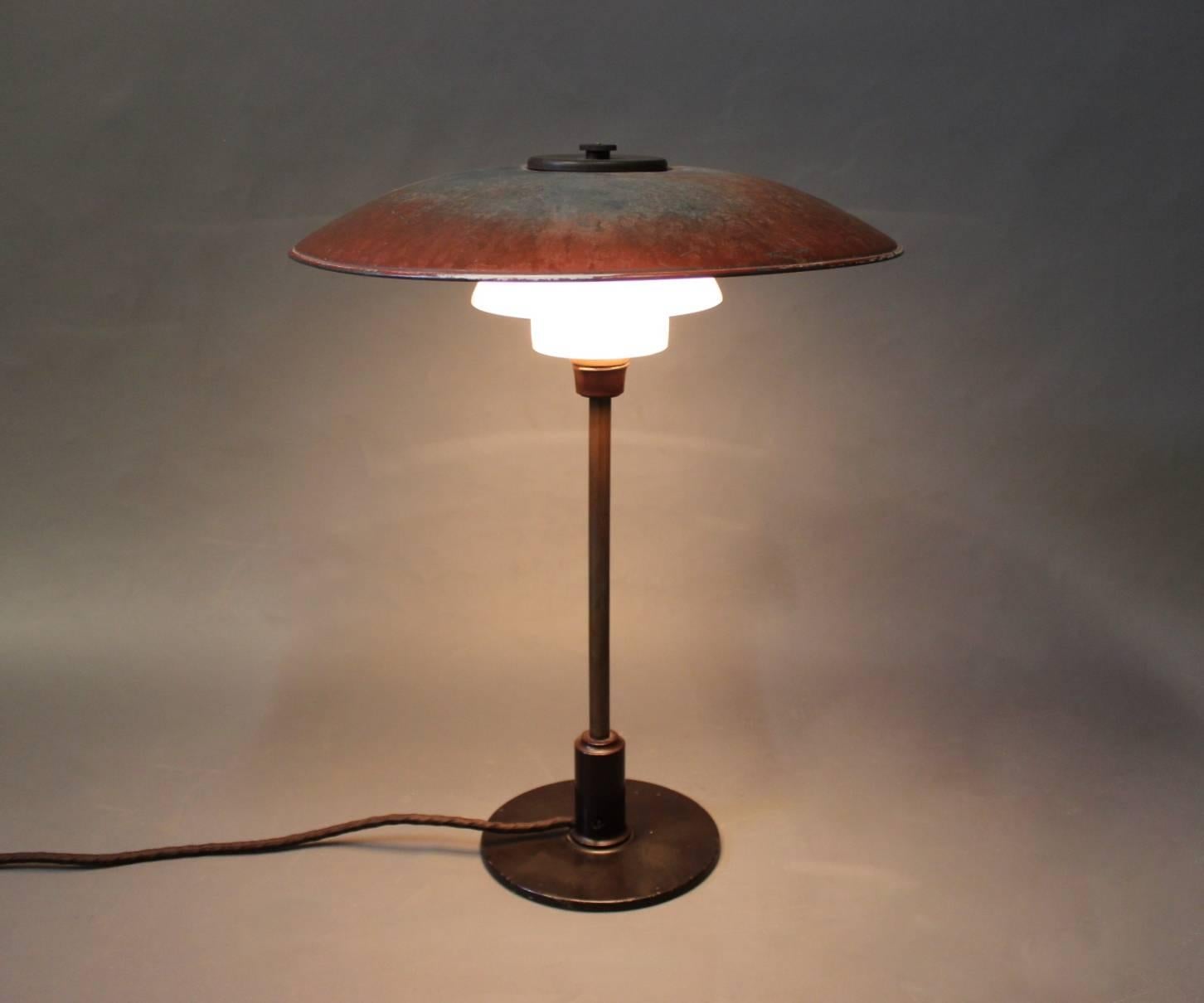 PH 3,5/2,5 tablelamp from the 1930s designed by Poul Henningsen and manufactured by Louis Poulsen. The lamp is of opaline glass and burnished brass.