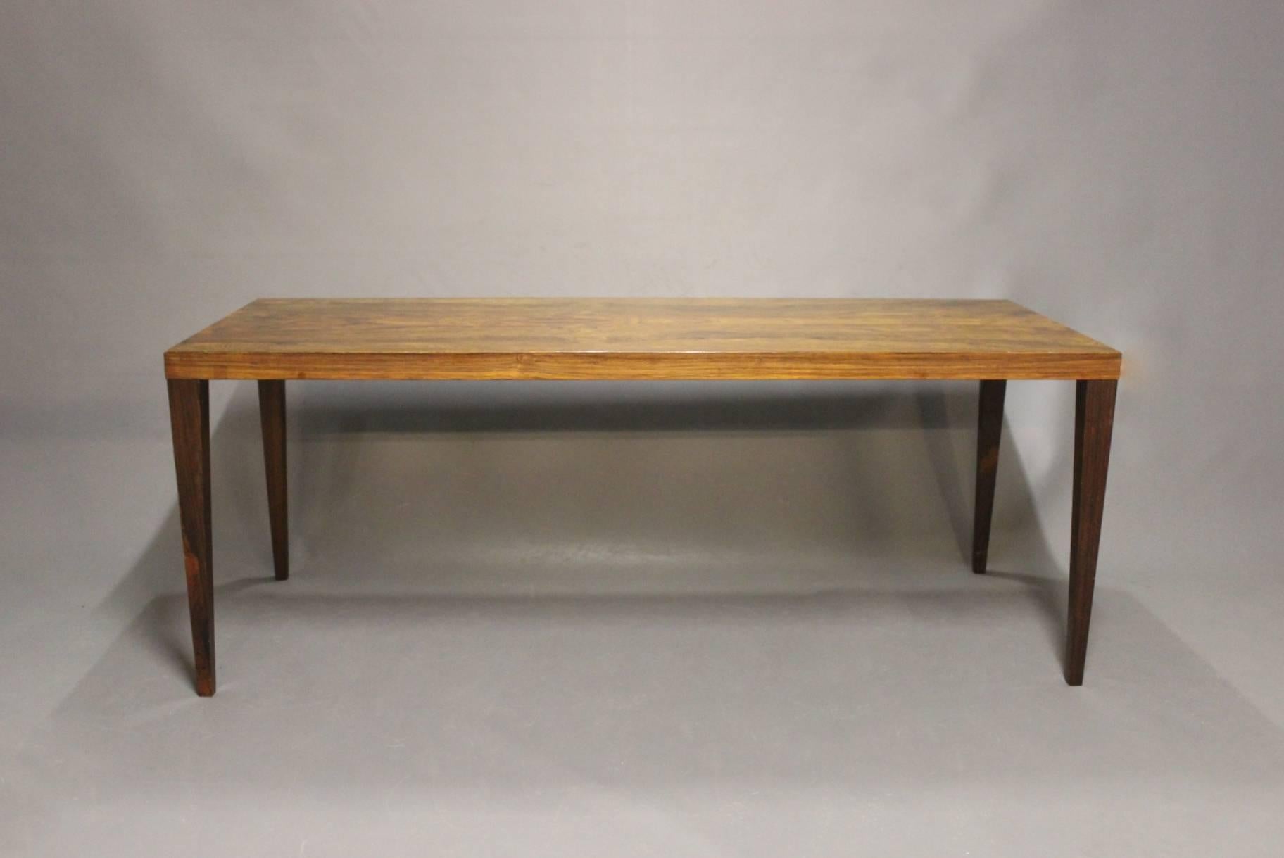 Oblong coffee table with extension leaf in rosewood of Danish Design manufactured at Silkeborg furniture factory in the 1960s.