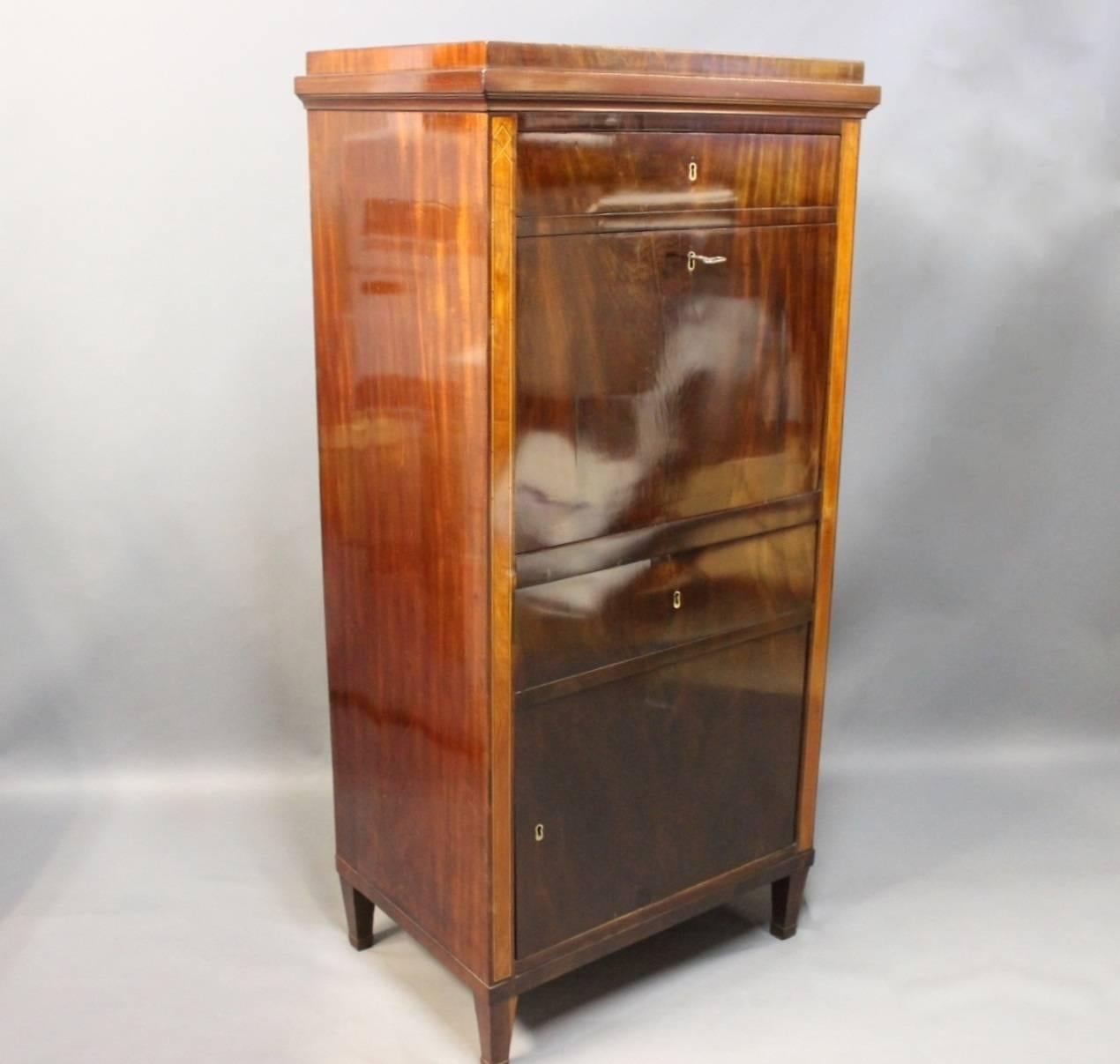 Secretary in mahogany with inlaid fruitwood, in the style of Empire from the 1810s. The secretary has recently been refurbished.
  