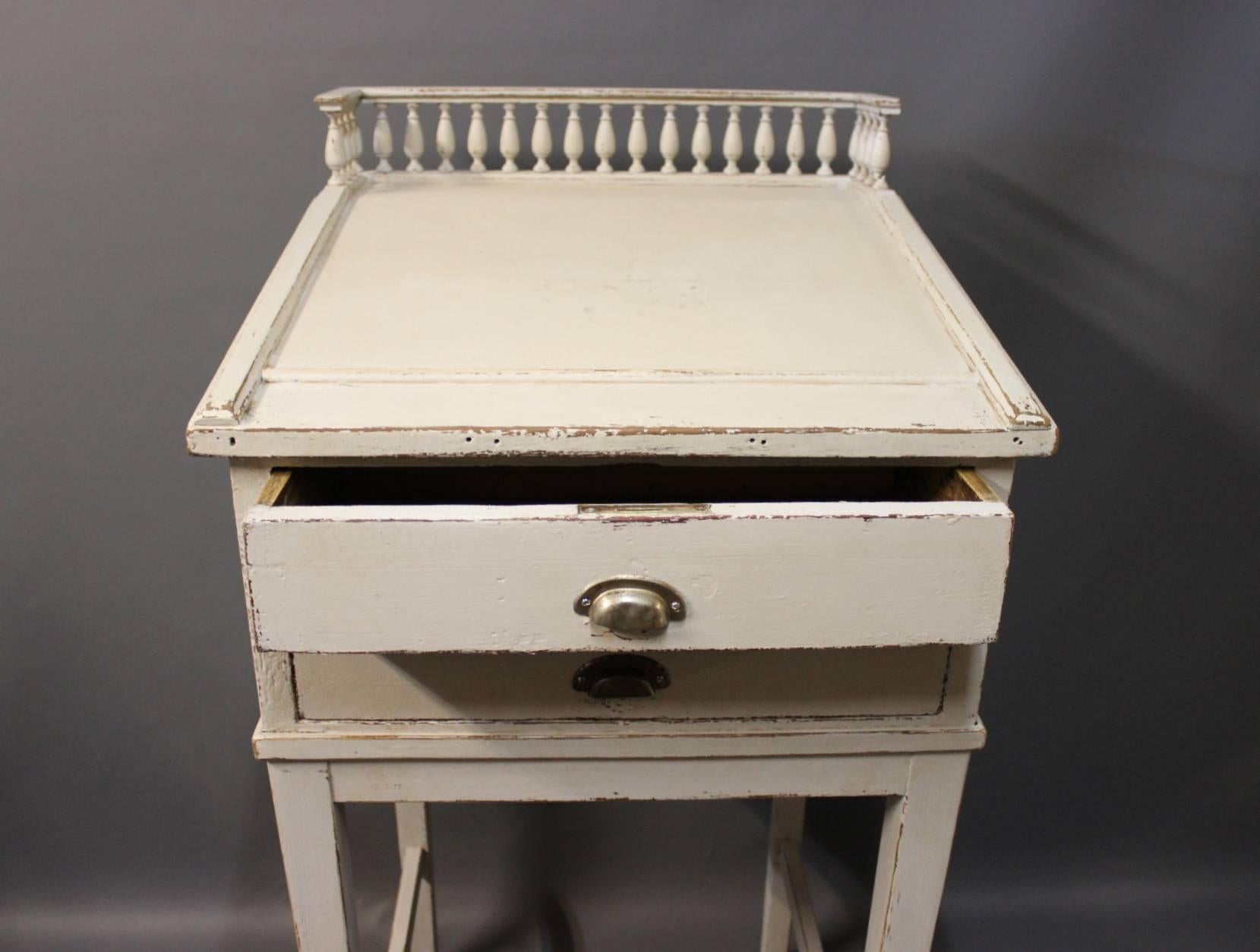 Grey Painted Writing Desk in the Style Gustavian from the 1840s In Good Condition For Sale In Lejre, DK