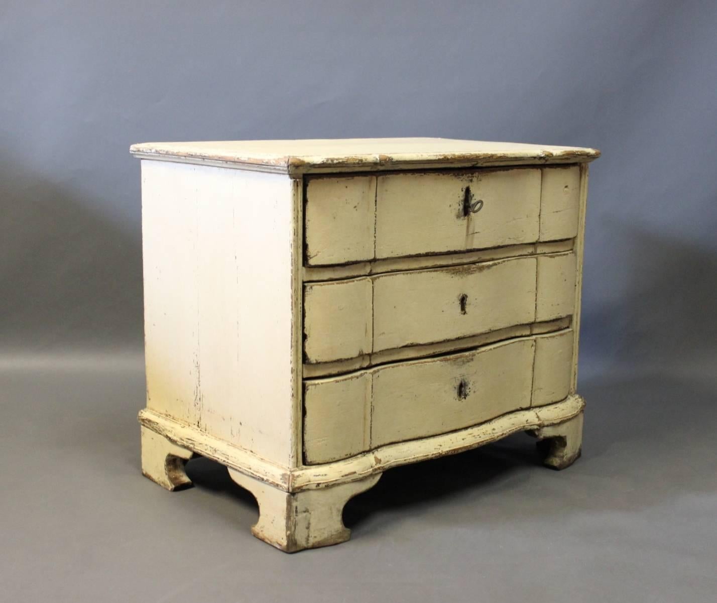 Small Danish Baroque chest of drawers of painted wood from the 1760s. The chest is in great vintage condition.