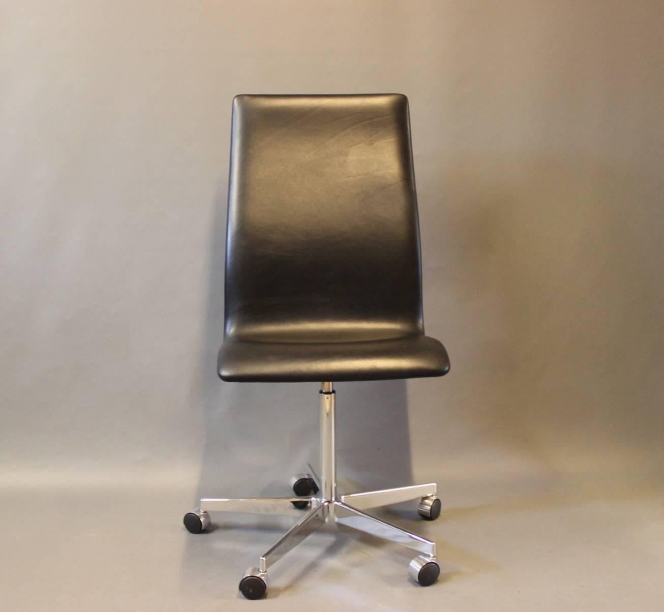 The Oxford classic office chair, model 3193C, in black elegance leather designed by Arne Jacobsen in 1963 and manufactured by Fritz Hansen. The chair is with original upholstery.