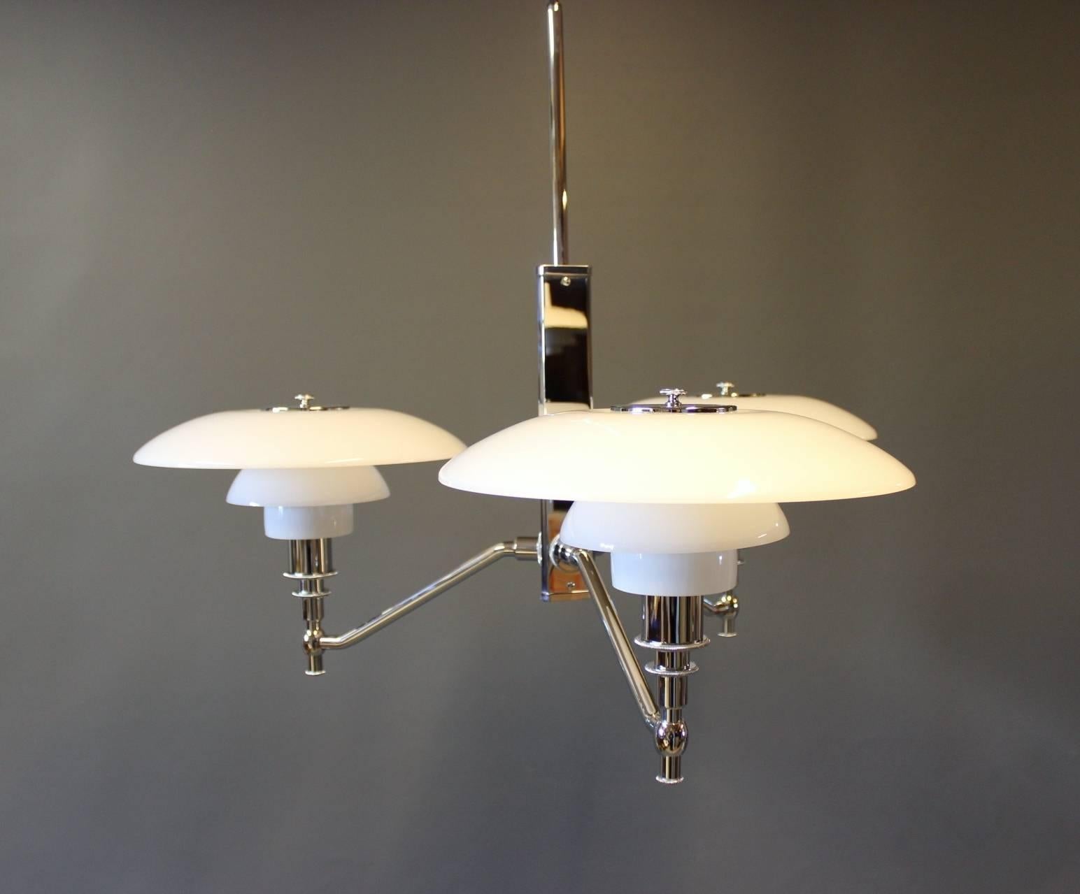 La colaboración de Poul Henningsen con Louis Poulsen comenzó ya en 1925-1926, cuando PH, en colaboración con Louis Poulsen, diseñó las primeras lámparas para una exposición en París. Esta colaboración duró hasta su muerte en 1967. A lo largo de su