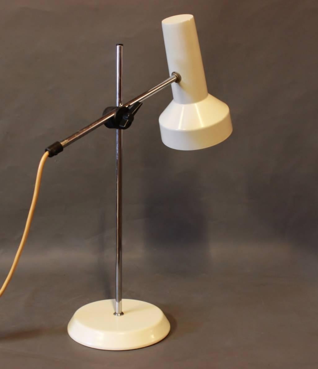 Danois Lampe de bureau avec abat-jour et pied laqués blancs, années 1960 en vente