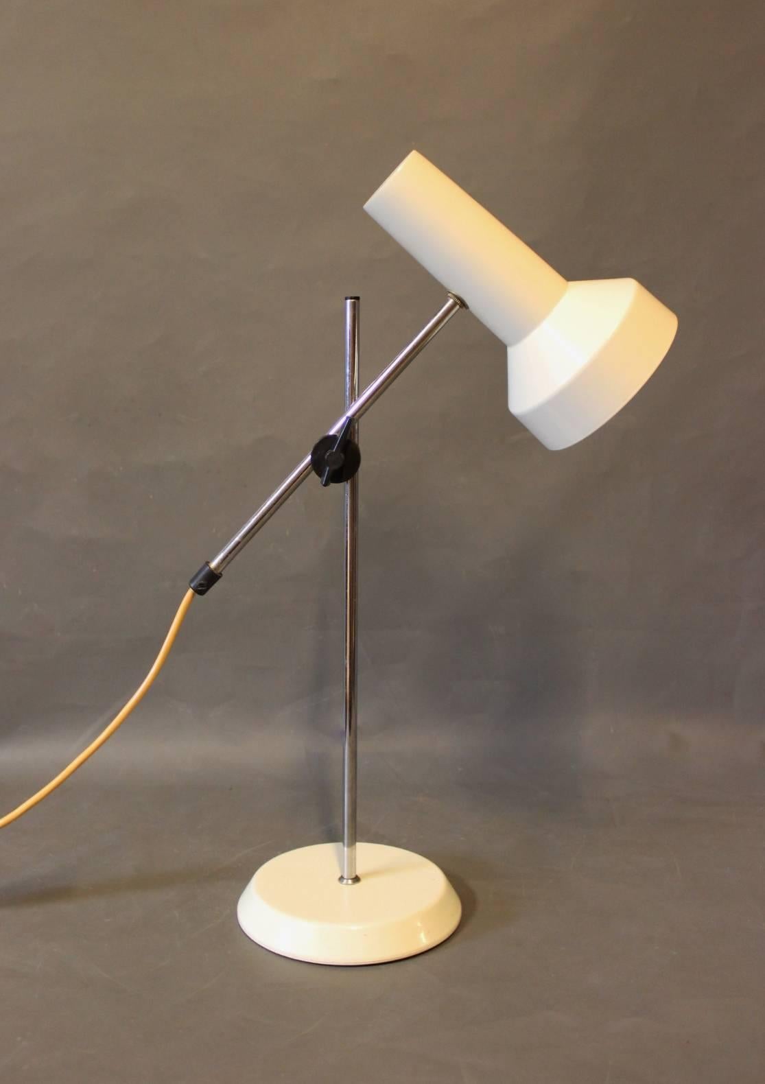 Scandinave moderne Lampe de bureau avec abat-jour et pied laqués blancs, années 1960 en vente