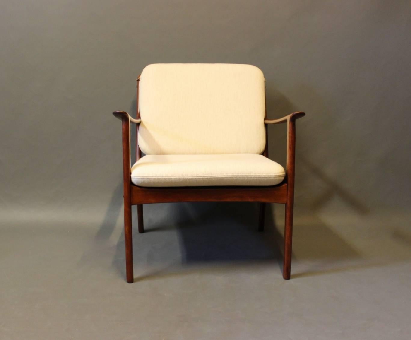 PJ112 easy chair in polished mahogany and with cushions in light wool, designed by Ole Wanscher and manufactured by P. Jeppesen in the 1960s. The chair is in great condition and has just been refurbished.