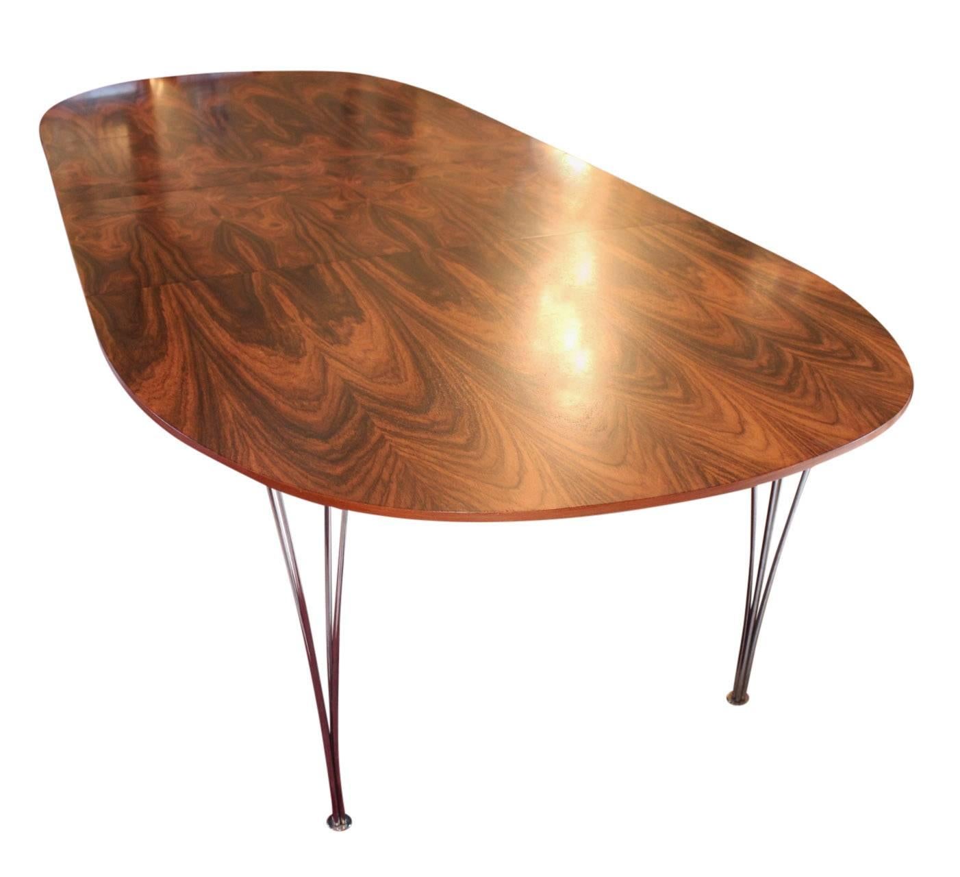 Super Ellipse table with extension leaves in rosewood designed by Piet Hein, Arne Jacobsen and Bruno Mathsson in 1968. The table is in great vintage condition and with legs of chrome from the 1970s.