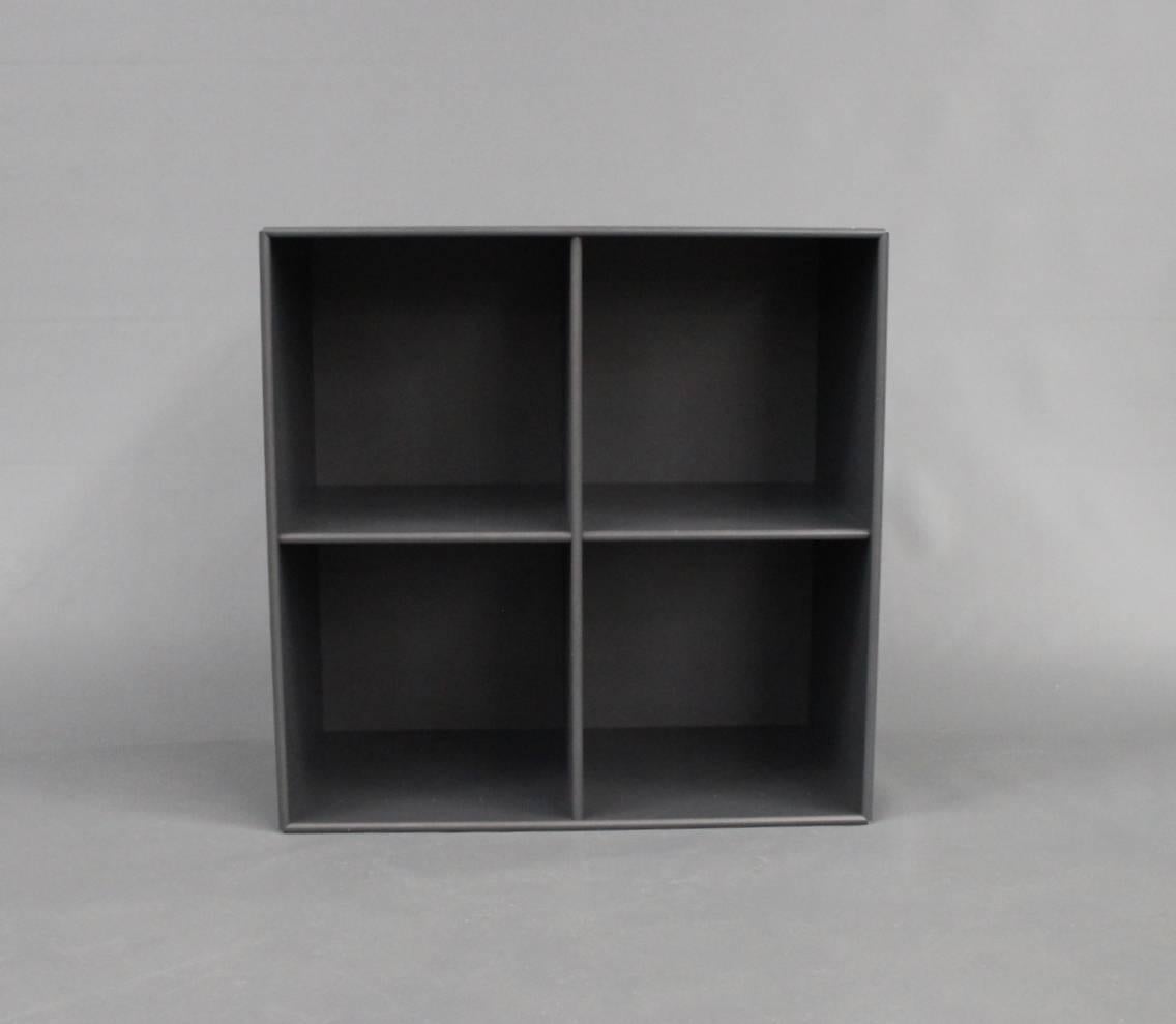 This Montana bookcase, model 1112, in dark gray exudes both elegance and functionality. With four large shelves, it offers ample space for storing books, decorations and other items. Its stylish design and versatility make it an ideal choice for any