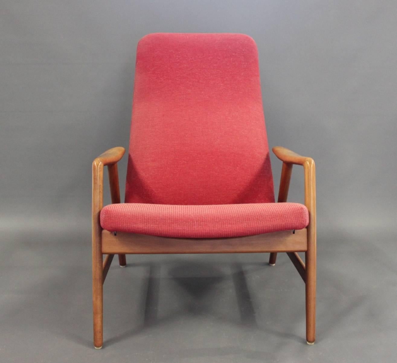 Easy chair designed by Alf Svensson and manufactured by Fritz Hansen in the 1960s. The chair is of elm and upholstered with red fabric.