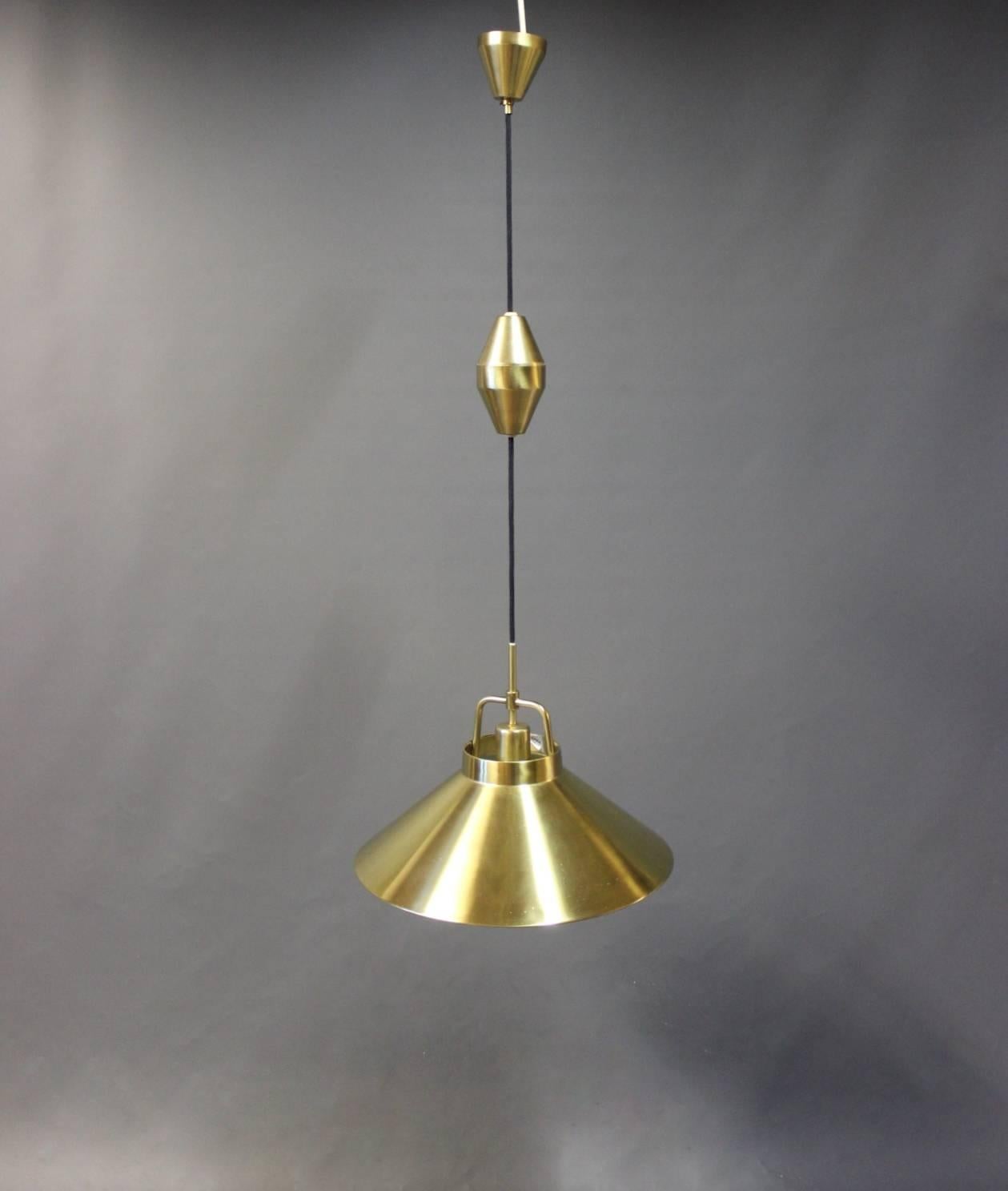 Brass pendant, model P 295, designed by Frits Schlegel for Lyfa. The lenght of the cord can be adjusted. Th pendant is in great vintage condition.