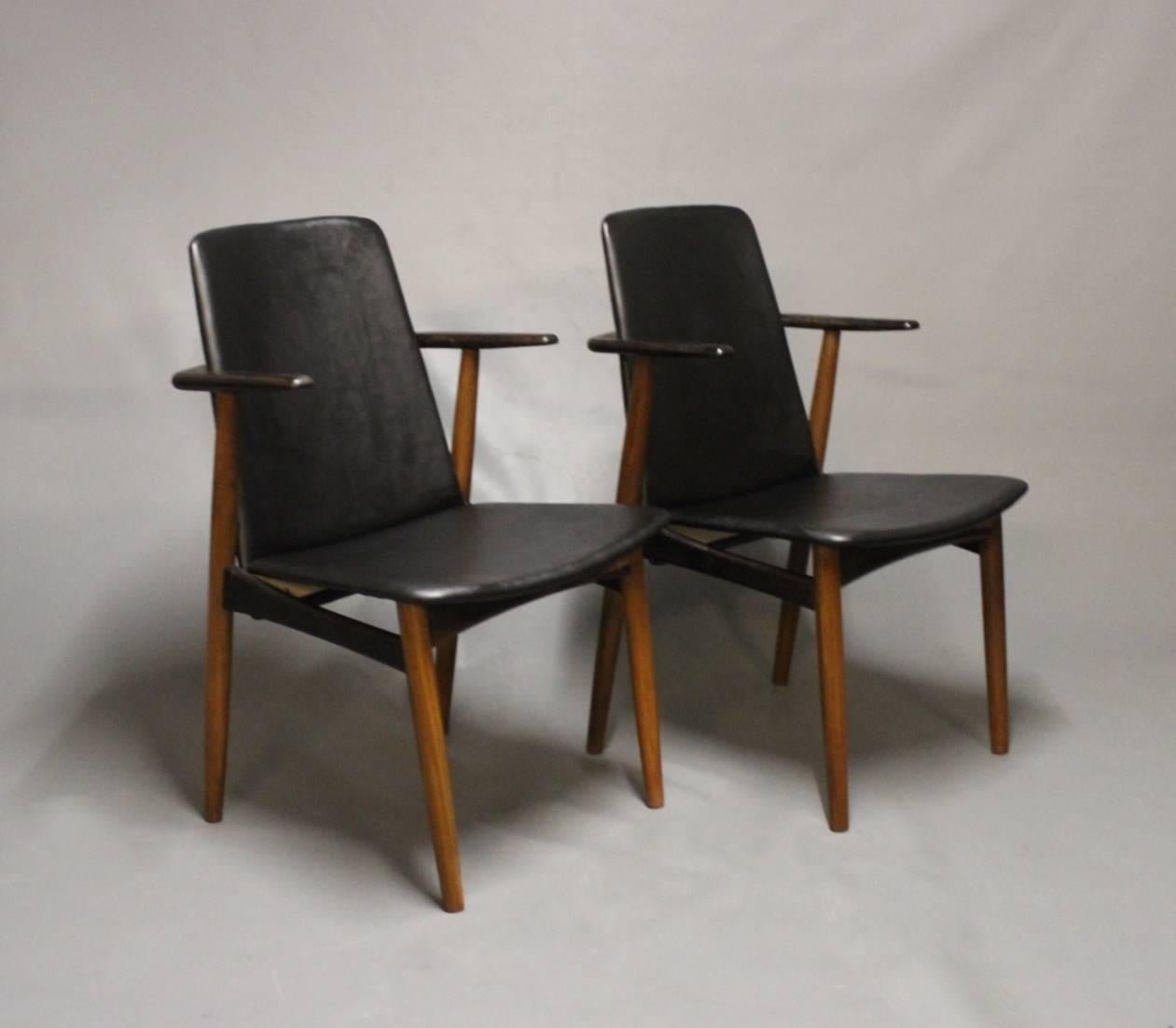 Une paire de fauteuils en cuir noir classique et bois de rose conçus par Hans Olsen et datant des années 1960. Les chaises sont en excellent état vintage.
