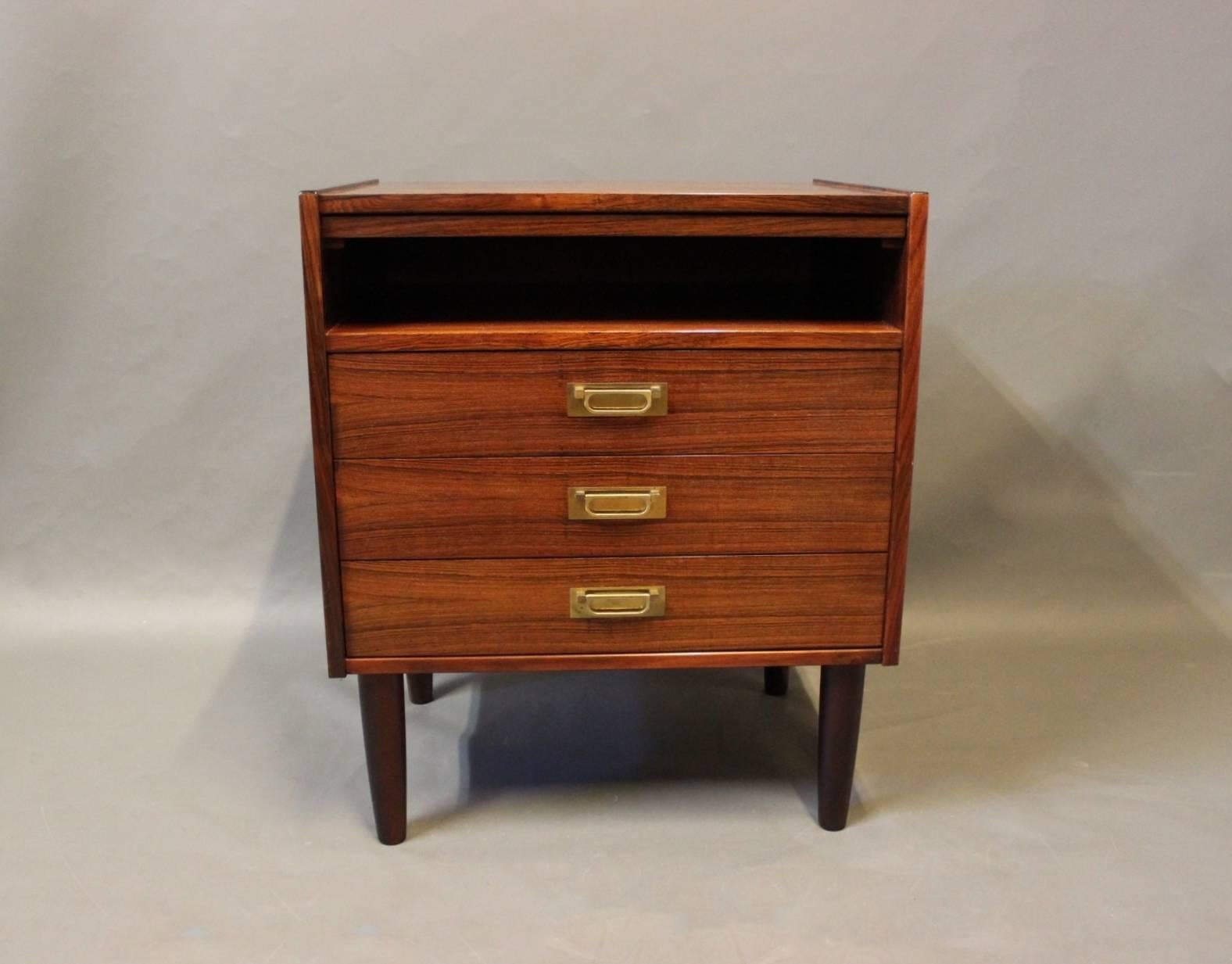 A pair of bedside tables in rosewood manufactured by Sannemanns Møbelfabrik in the 1960s. The tables are in great vintage condition and of Danish design.