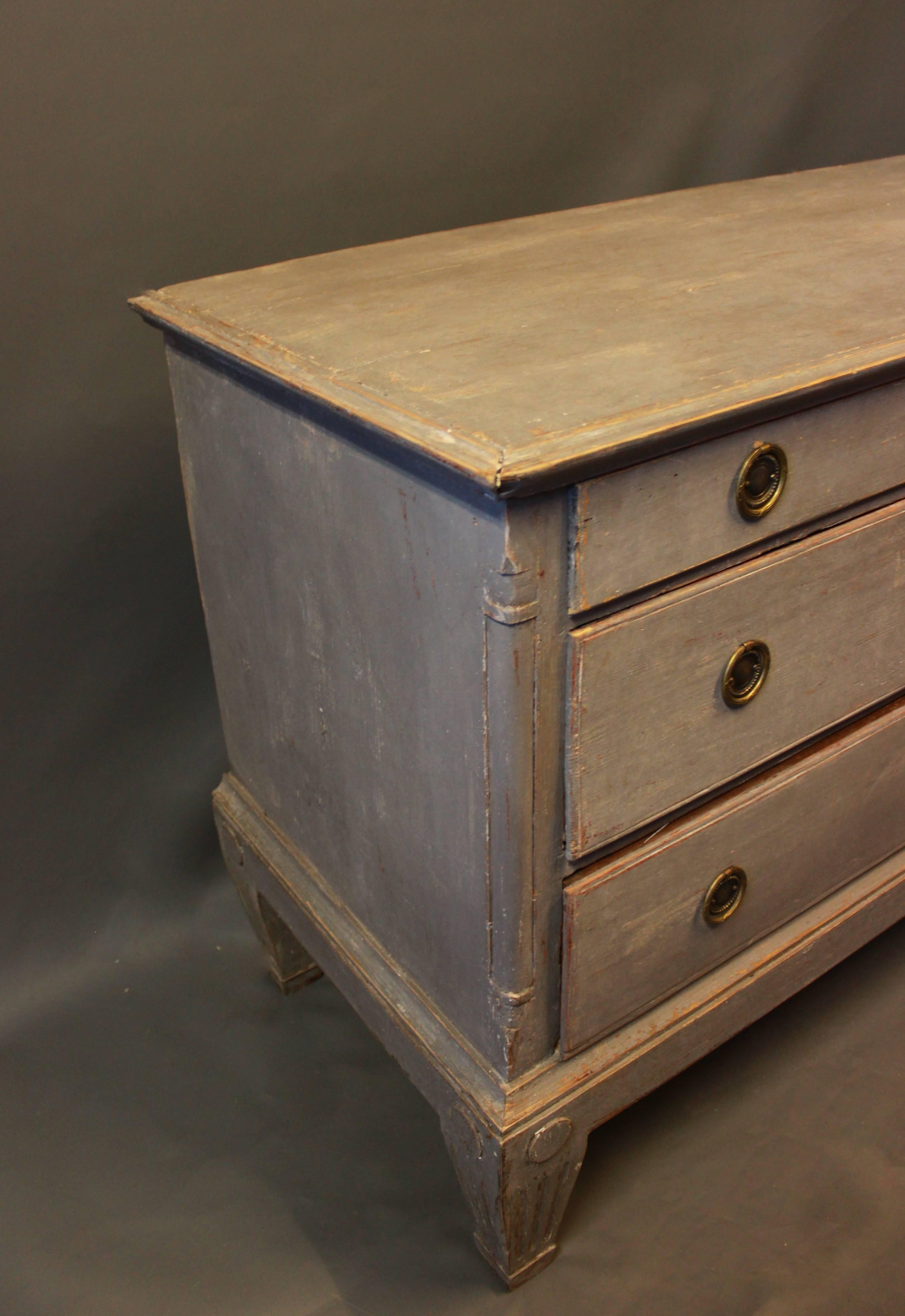 Painted chest of drawers in gray-blue and Gustavian from the 1790s. The chest is in great vintage condition.