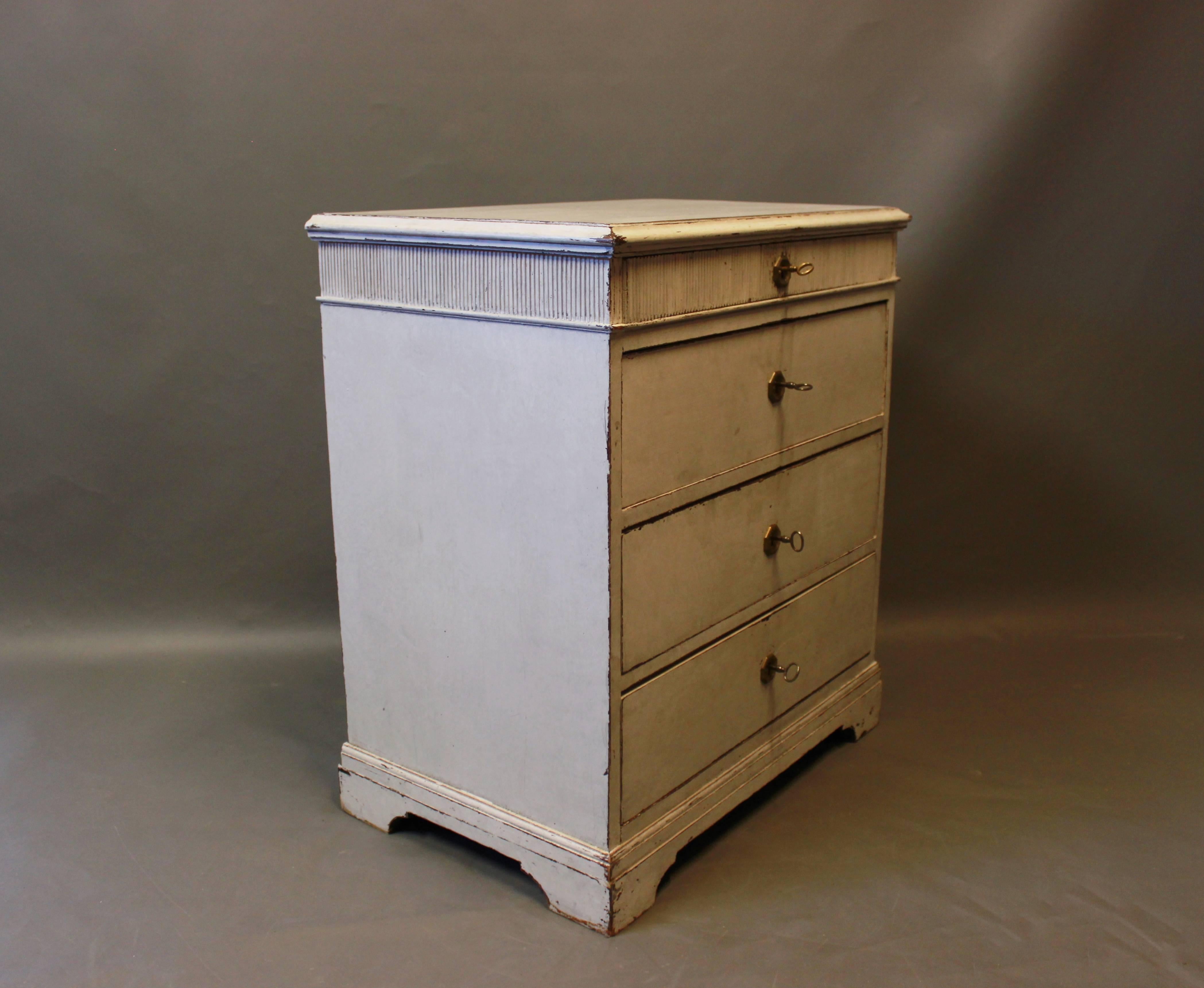 Small gray painted chest of drawers in Gustavian Style from the 1880s. The chest is in great vintage condition.