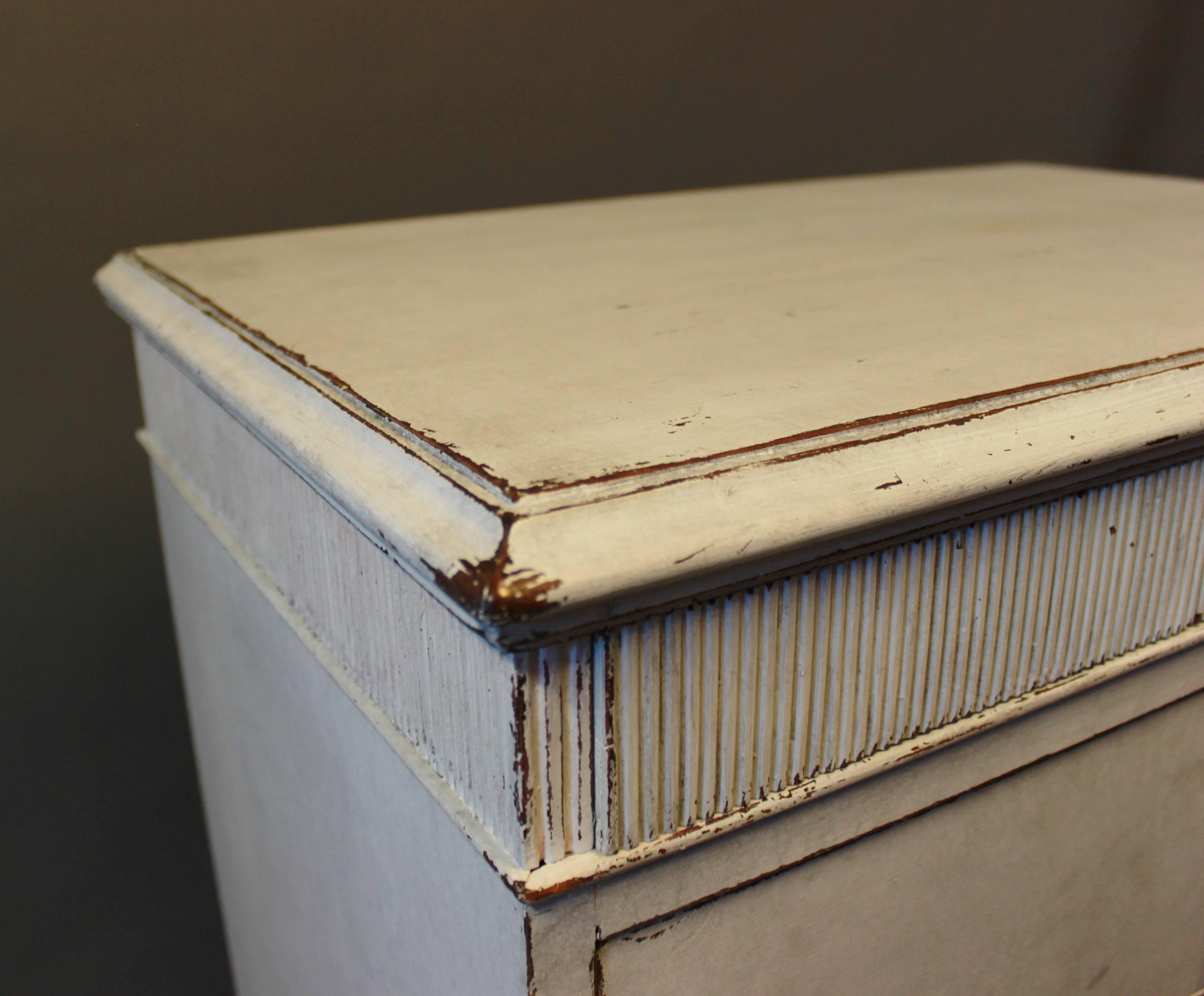 Small Gray Painted Chest of Drawers in Gustavian Style from the 1880s In Good Condition In Lejre, DK