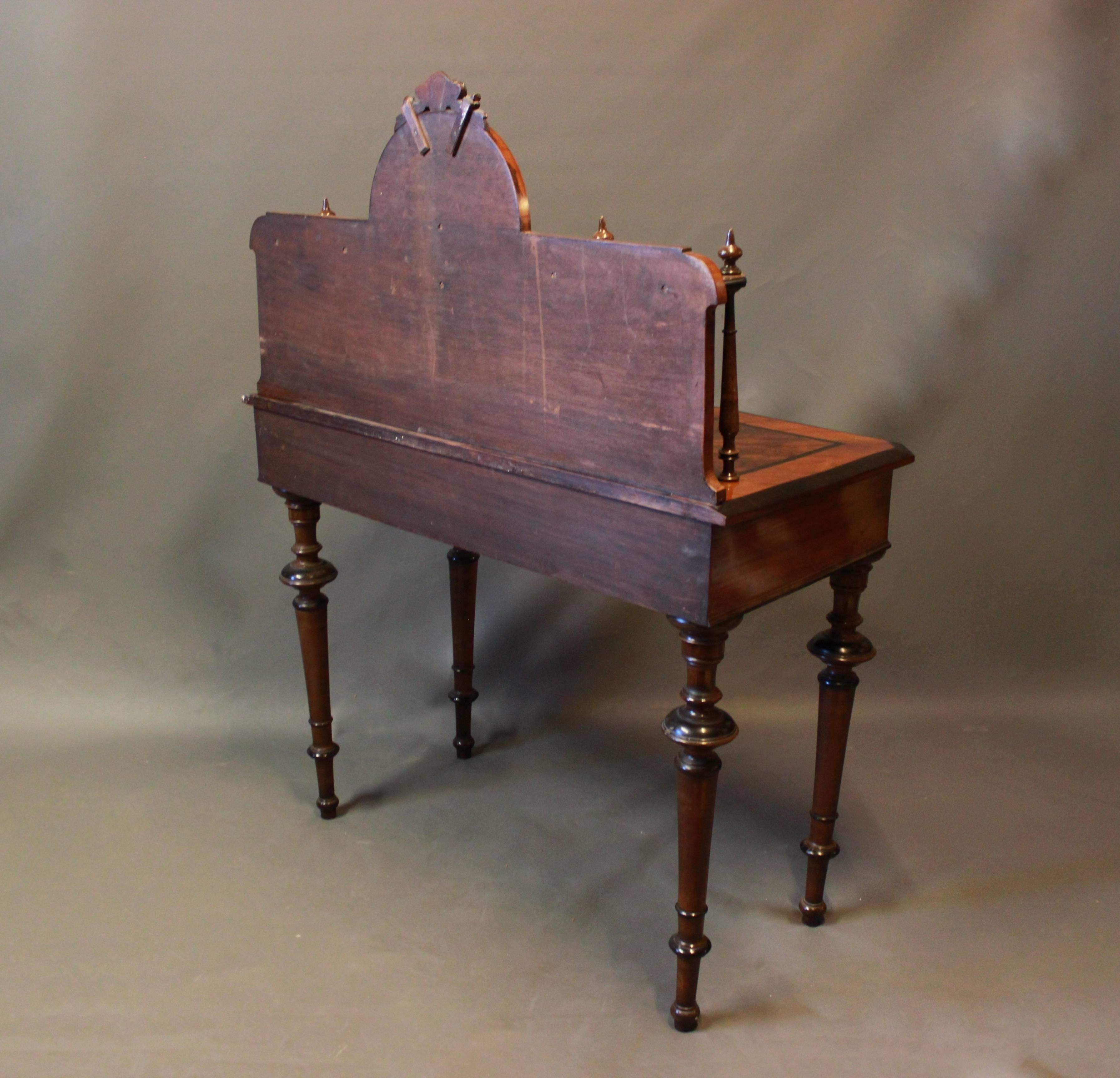 Mid-19th Century Ladies Desk in Handpolished Walnut from the 1860s