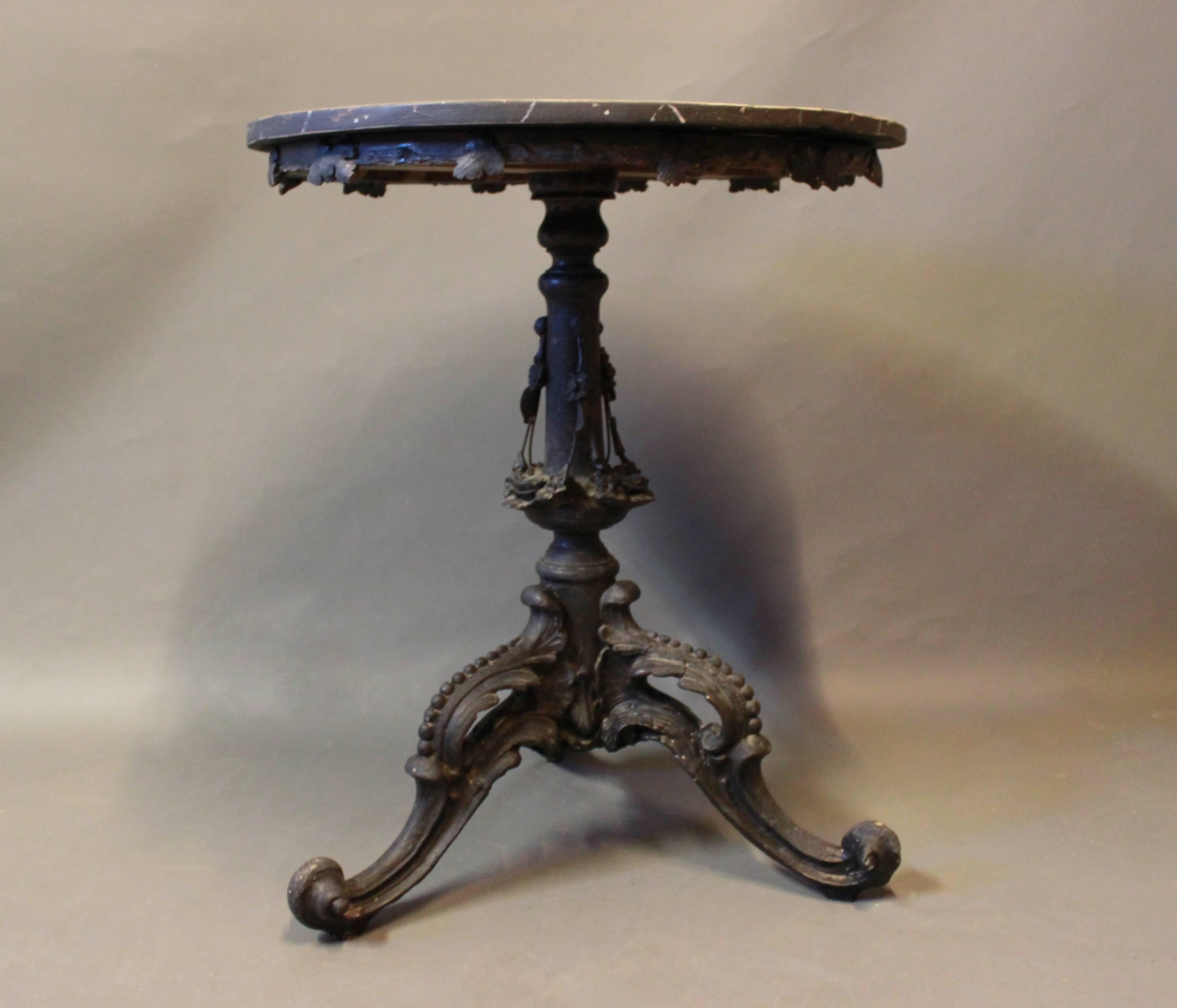 Round side-/lamptable with black marbled tabletop in the style of Gustavian from around the year 1880.