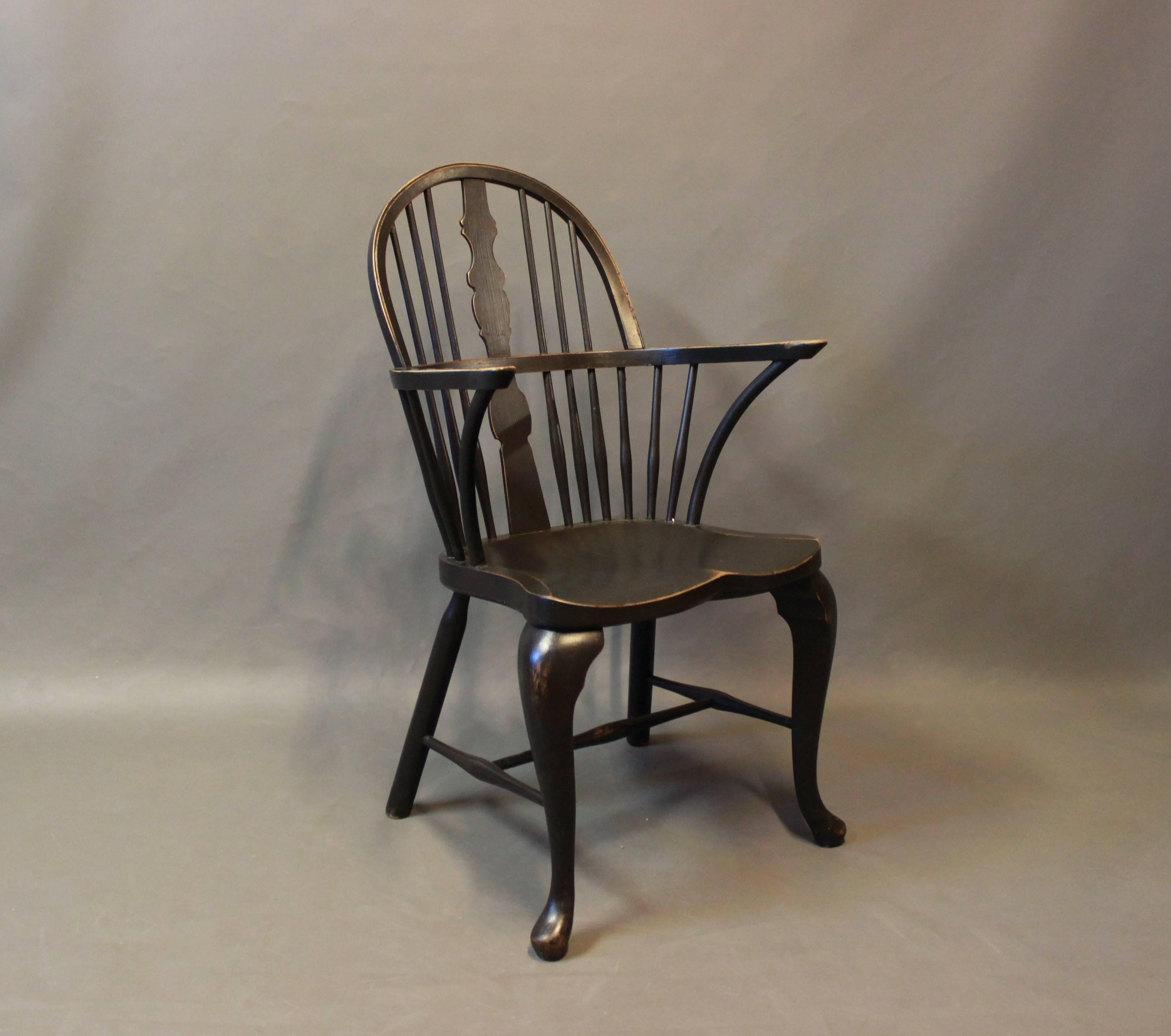 A pair of black painted windsor armchairs in wood from the 1880s. The chairs are in great vintage condition.