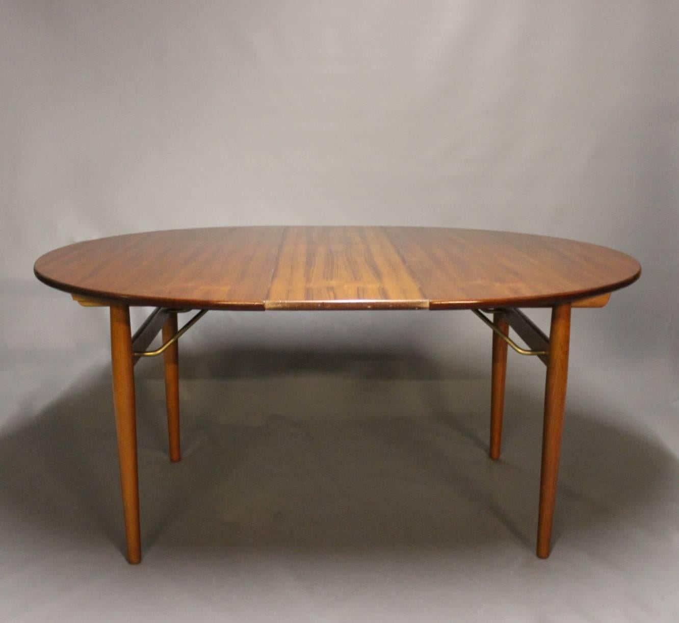Round Dining Table with Extensions in Teak and Oak by Hans J. Wegner, 1960s In Good Condition In Lejre, DK