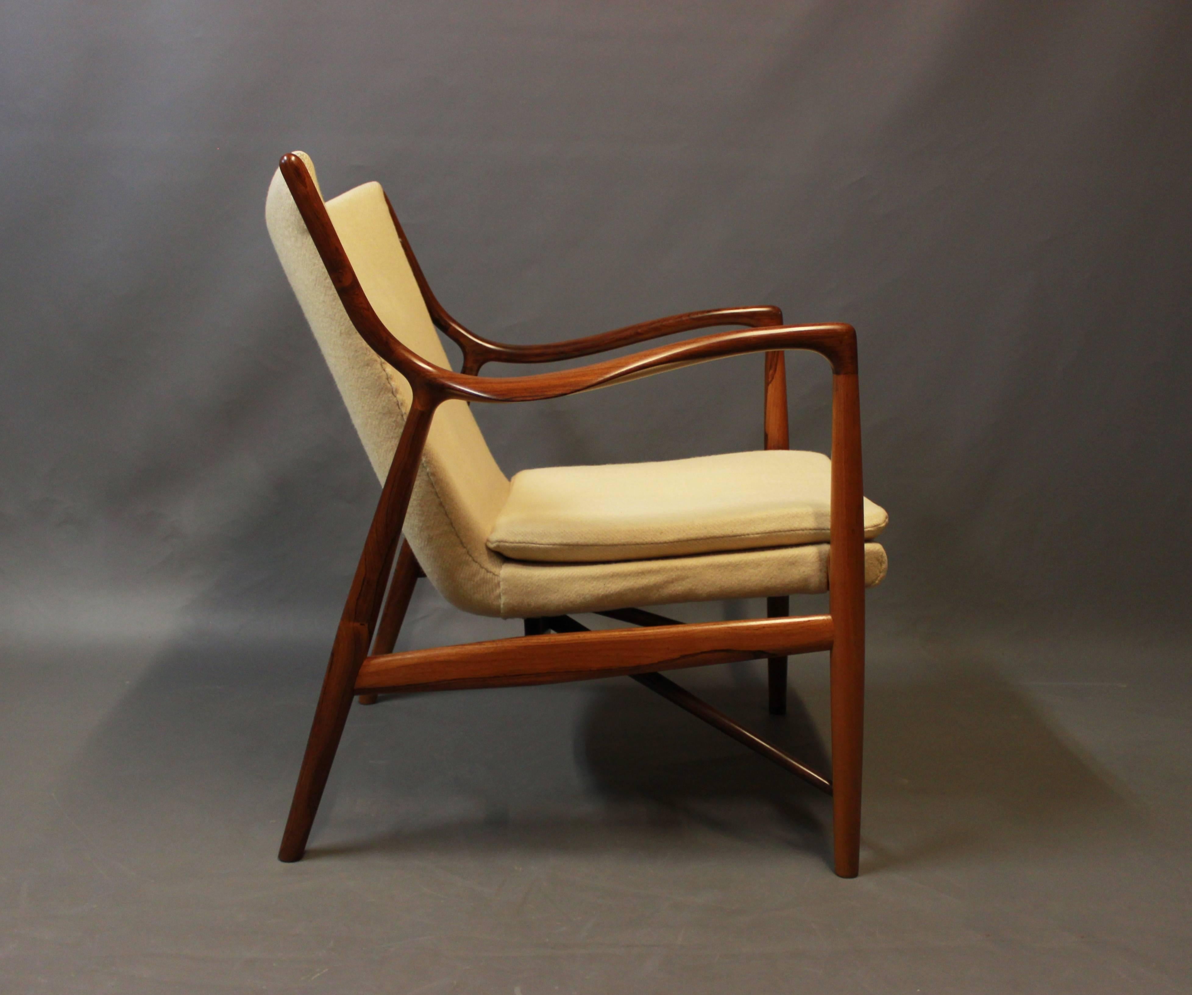 NV45 armchair in rosewood and light wool designed by Finn Juhl in 1945 and manufactured by Niels Vodder in the late 1940s. The chair is in excellent condition.