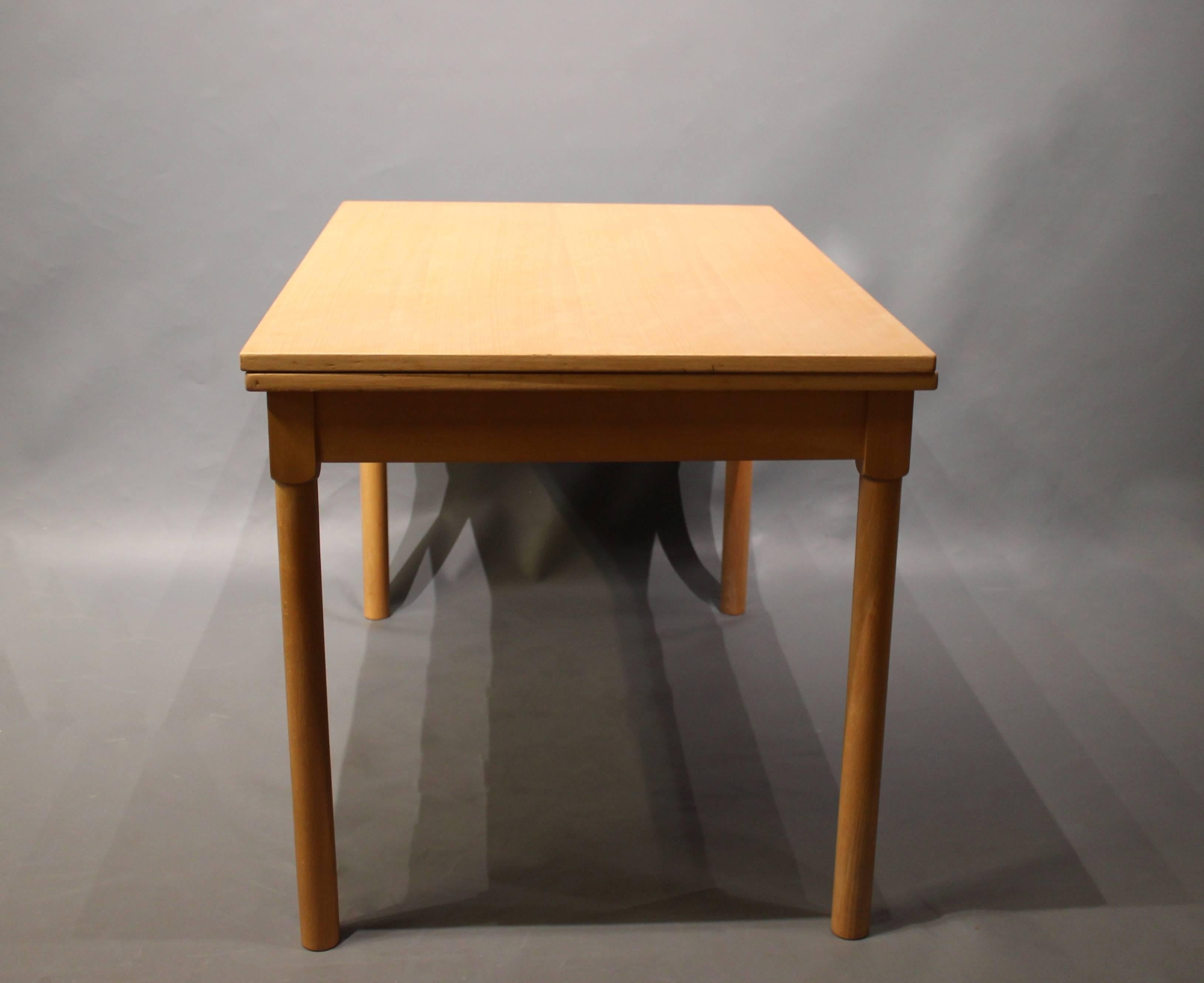 Folding table, model 4500, in beech designed by Børge Mogensen and manufactured by Fritz Hansen in 1982.