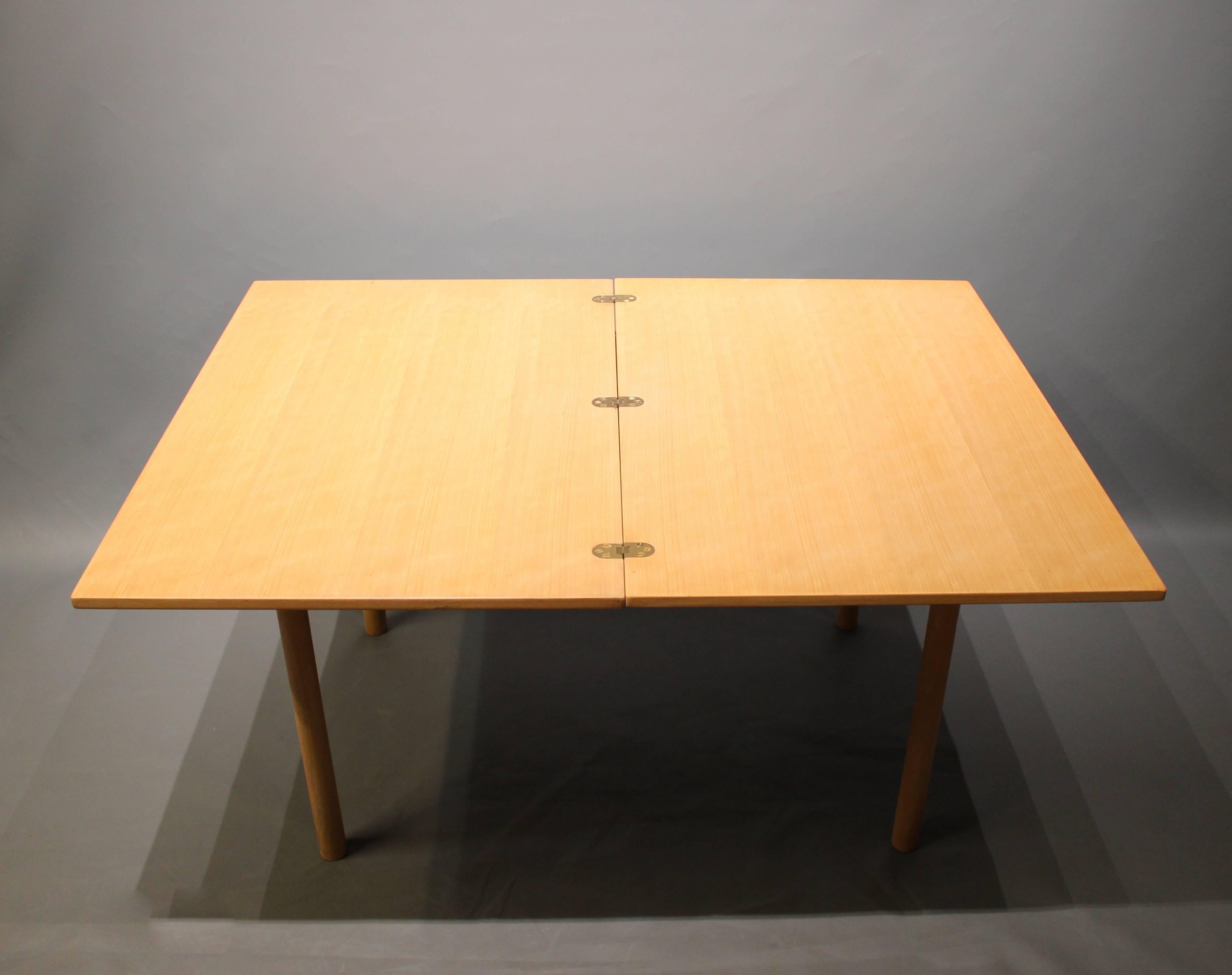 Folding Table, Model 4500 in Beech by Børge Mogensen and Fritz Hansen, 1982 In Good Condition In Lejre, DK