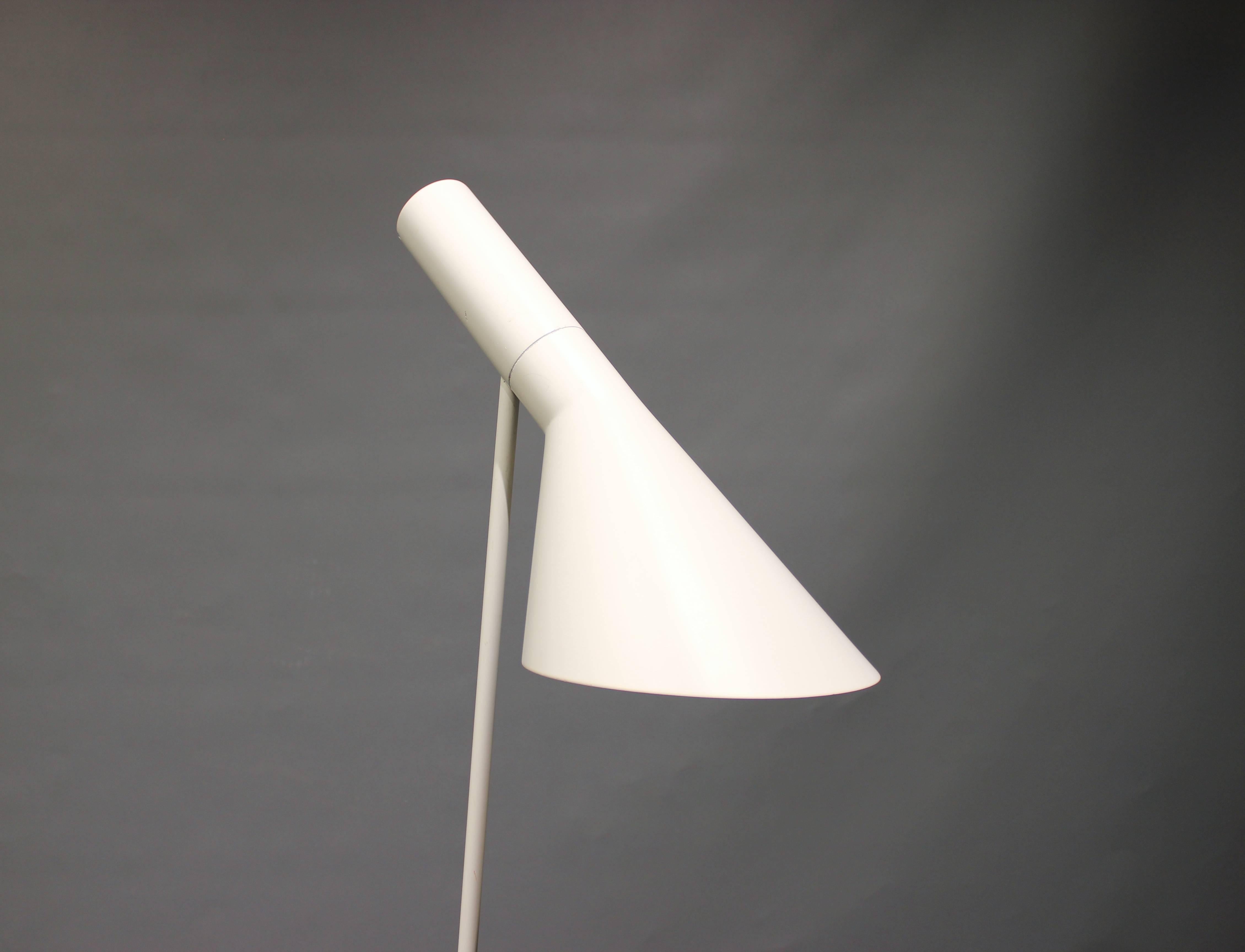 White floor lamp designed by Arne Jacobsen in 1960 and manufactured by Louis Poulsen. The lamp is in great vintage condition.