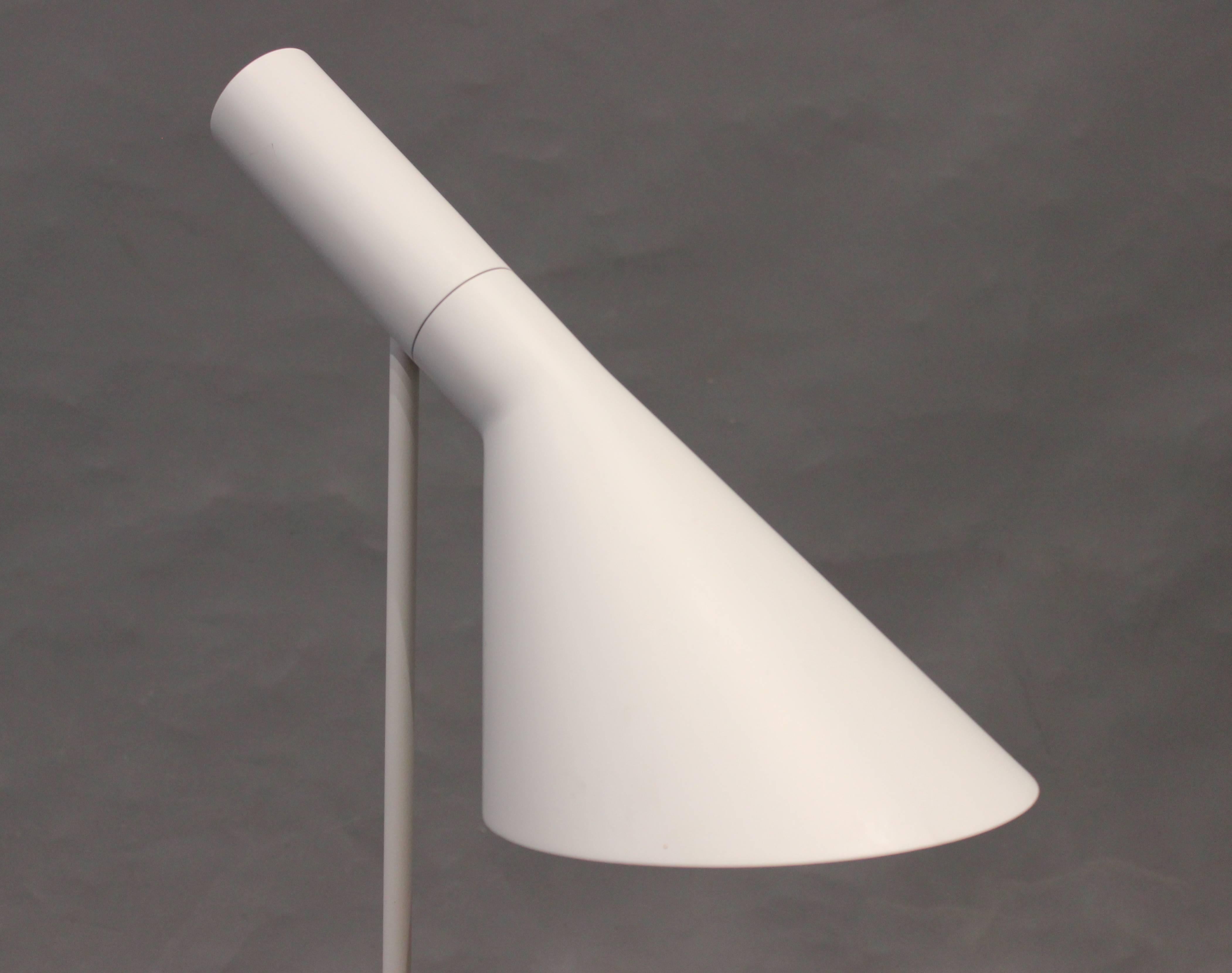 Arne Jacobsen, White Table Lamp, Designed in 1960 and by Louis Poulsen In Good Condition In Lejre, DK