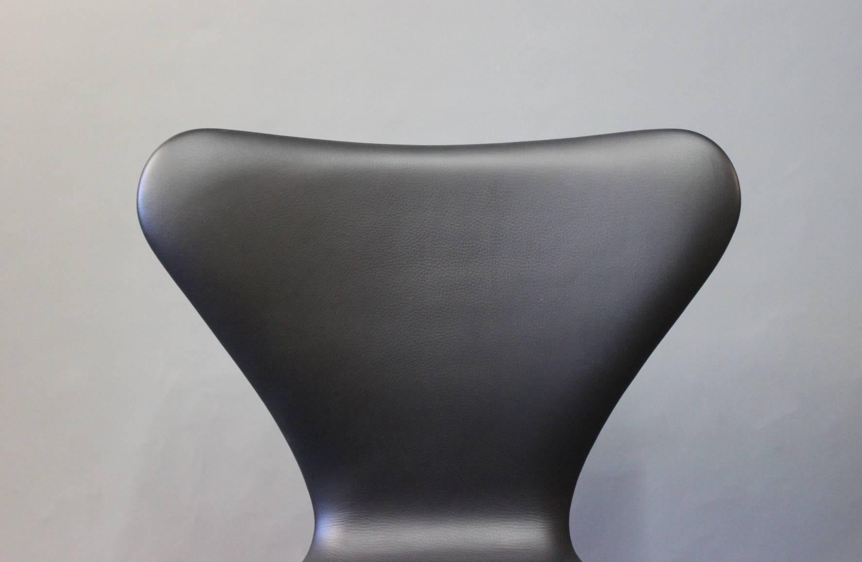 Danish Pair of Seven Chairs, Model 3107, by Arne Jacobsen and Fritz Hansen, 1967