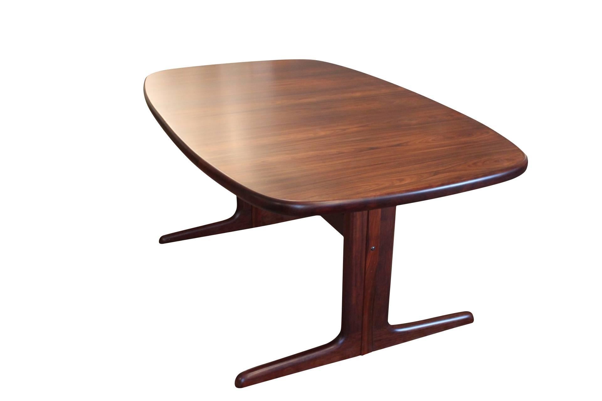 Esstisch Nr. 74 von Skovby Möbelfabrik in klassischer Ellipsenform mit zwei Verlängerungsplatten, die unter der Tischplatte verborgen sind. Der Tisch ist aus Palisanderholz und bietet Platz für 6-12 Personen. Der Tisch ist von dänischem Design.