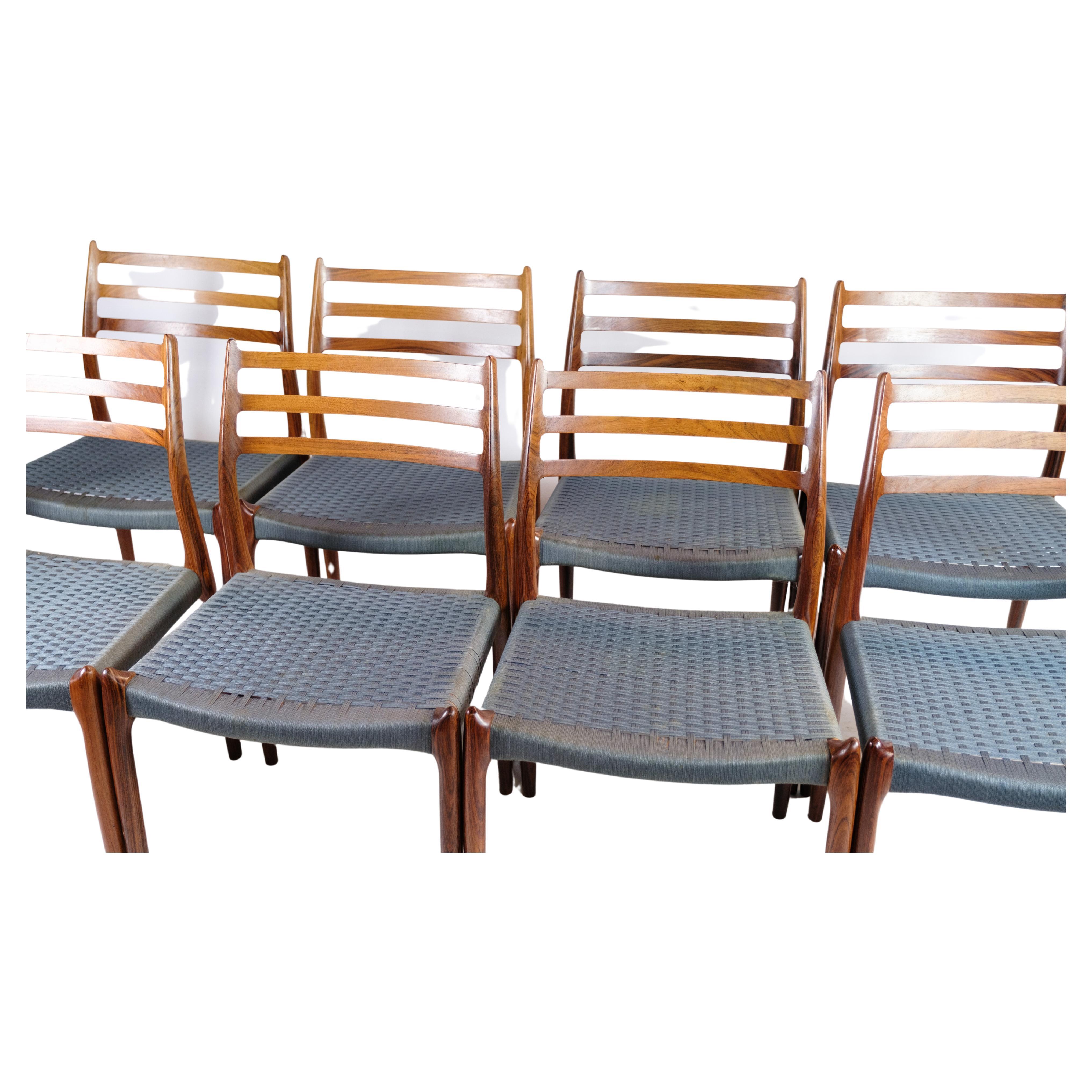 Ein Satz von acht Esszimmerstühlen, Modell NO 78, sorgfältig entworfen von dem bekannten dänischen Möbeldesigner N.O. Møller und fachmännisch hergestellt von J.L. Møller Møbelfabrik in den 1960er Jahren. Diese exquisiten Stühle sind aus reichem