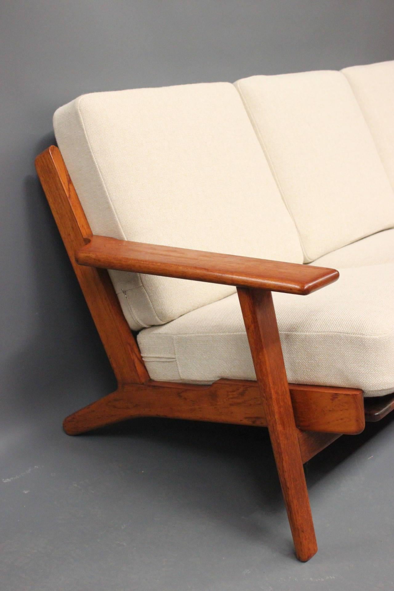 Milieu du XXe siècle Canapé trois places modèle GE290 fabriqué en teck et en laine claire par Hans J. Wegner en vente