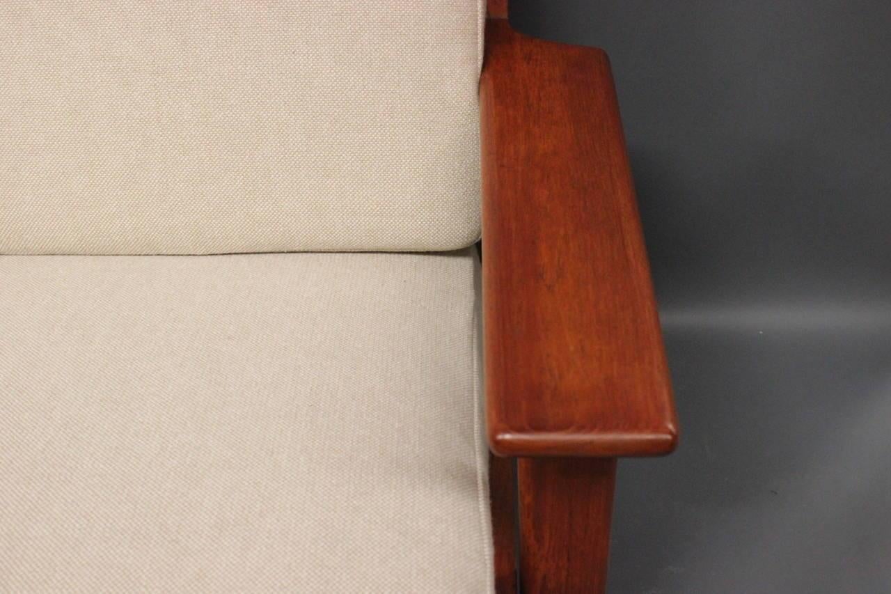 Canapé trois places modèle GE290 fabriqué en teck et en laine claire par Hans J. Wegner Bon état - En vente à Lejre, DK