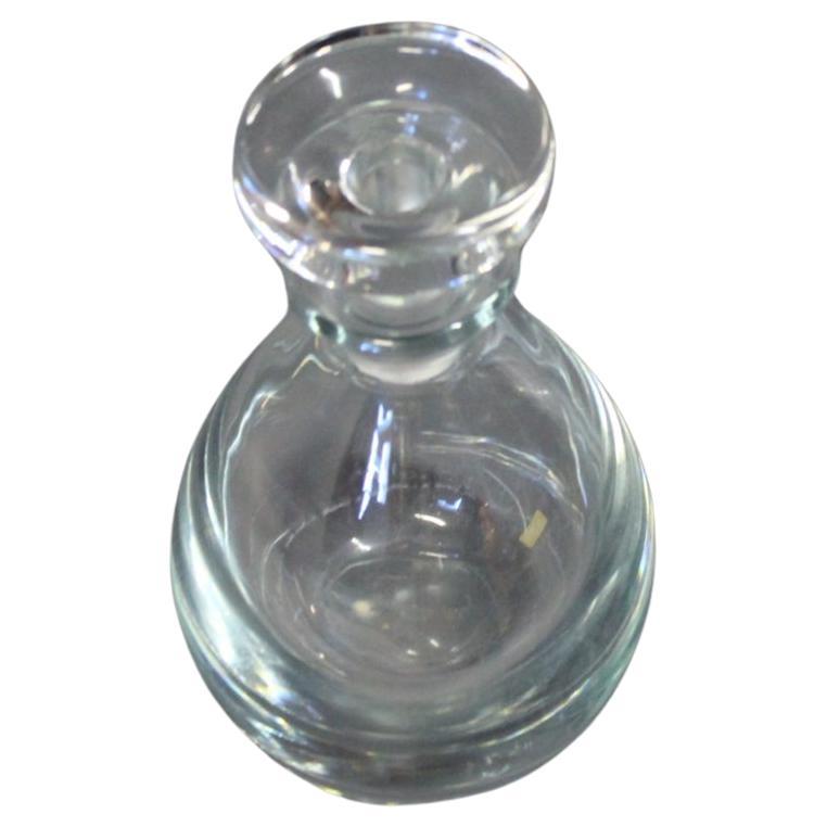 Questo decanter in vetro è stato prodotto da Strömbergshyttan, un'importante vetreria svedese, intorno agli anni Cinquanta. Strömbergshyttan, fondata originariamente nel 1876 con il nome di Lindefors Glasbruk, ha ottenuto un notevole riconoscimento