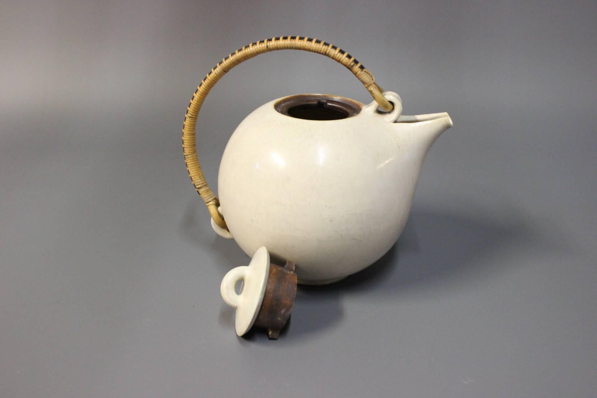 White Glazed Saxbo Teapot with Bast Handle, No. 68, circa 1940s In Good Condition In Lejre, DK